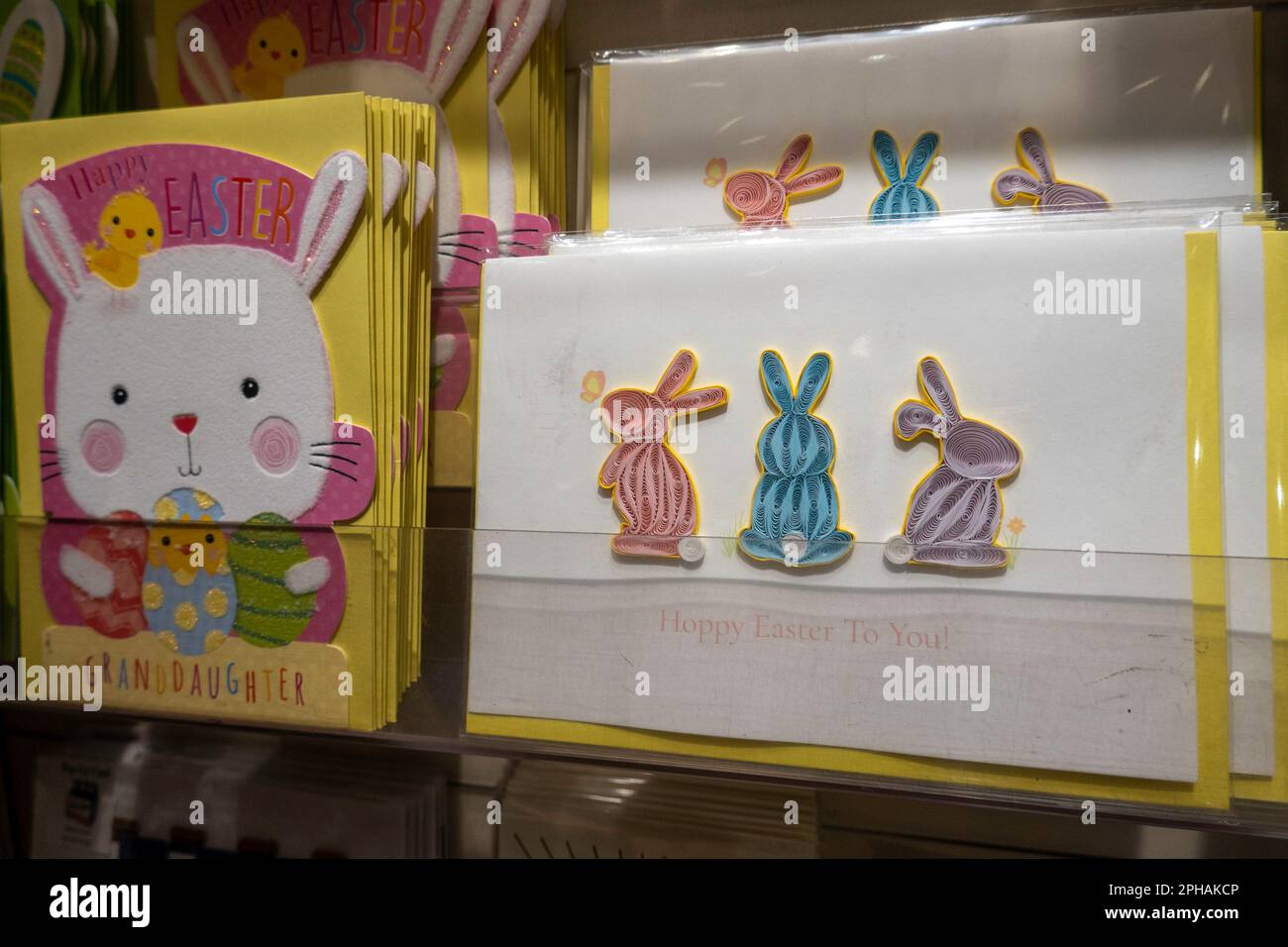 Il merchandising stagionale di Pasqua è disponibile per la vendita presso il negozio fisso del Grand Central Terminal, 2023, New York City, Stati Uniti Foto Stock