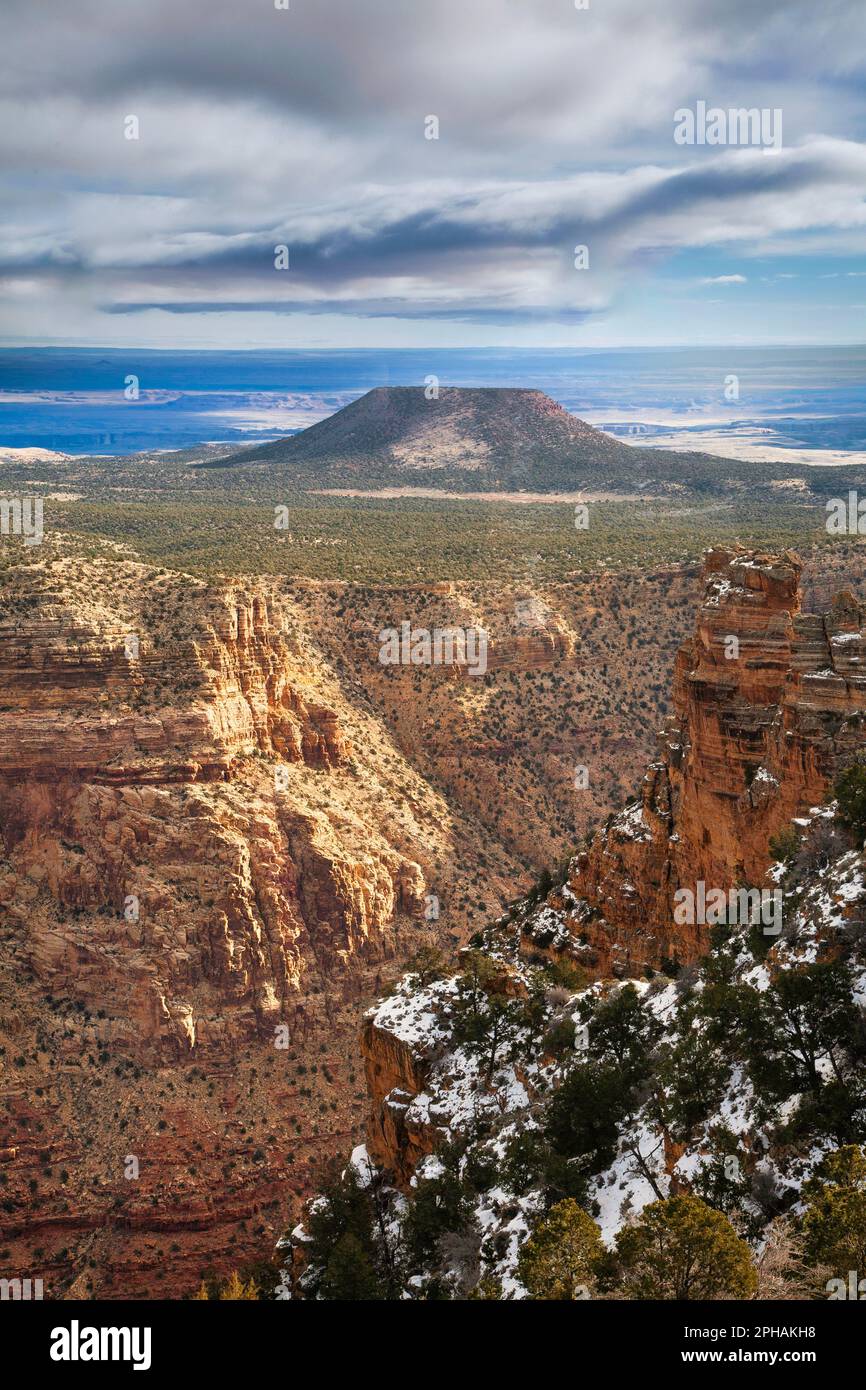 Desert View offre uno sguardo lontano al deserto dipinto appena fuori dal Grand Canyon National Park, Arizona. Foto Stock