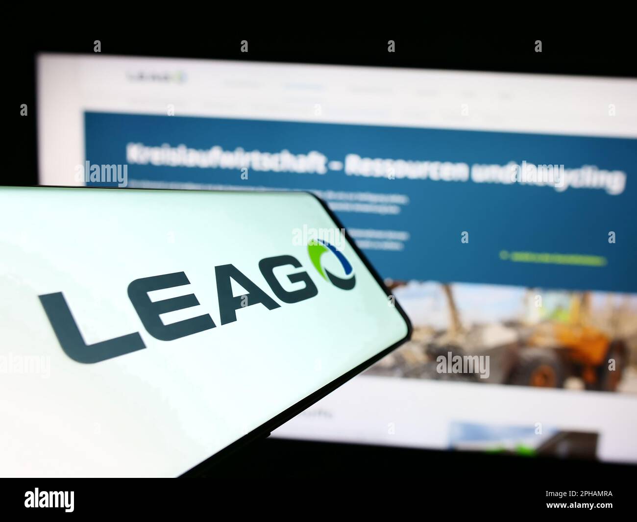 Smartphone con logo della società tedesca di energia LEAG sullo schermo di fronte al sito Web aziendale. Messa a fuoco al centro a destra del display del telefono. Foto Stock