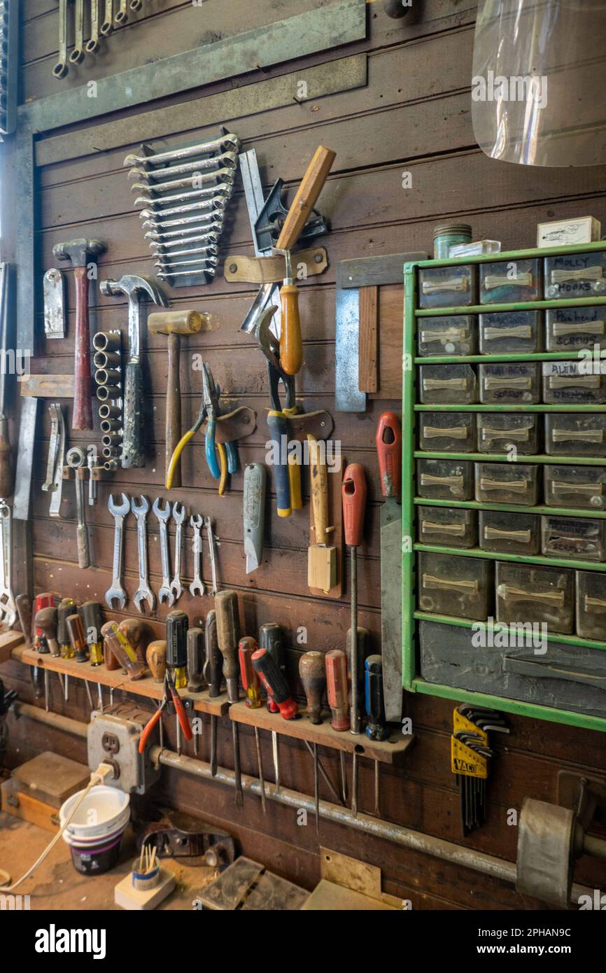 Primo piano di un'officina ben fornita, muro attrezzi, 2023, Bucks County, Pennsylvania, STATI UNITI Foto Stock