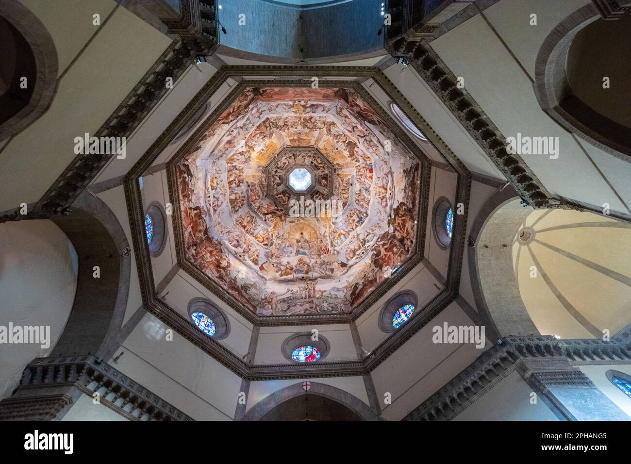 Interno della cupola di Brunellschi al Duomo di Firenze, dipinto da Vasari e Federico Zuccaro - Giudizio universale. Foto Stock