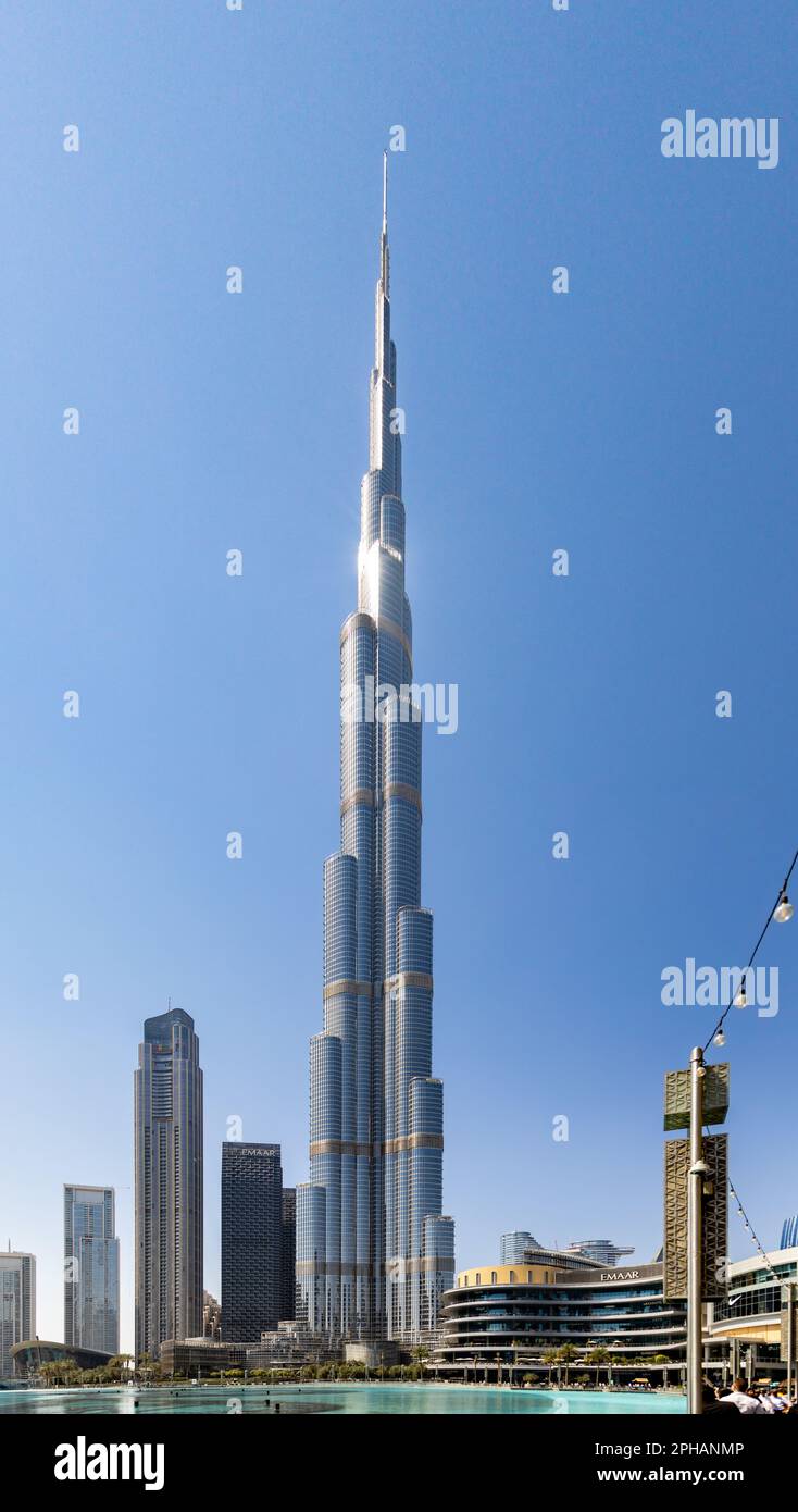 Il Burj Khalifa torreggendo sulla città nel centro di Dubai, Emirati Arabi Uniti. Foto Stock