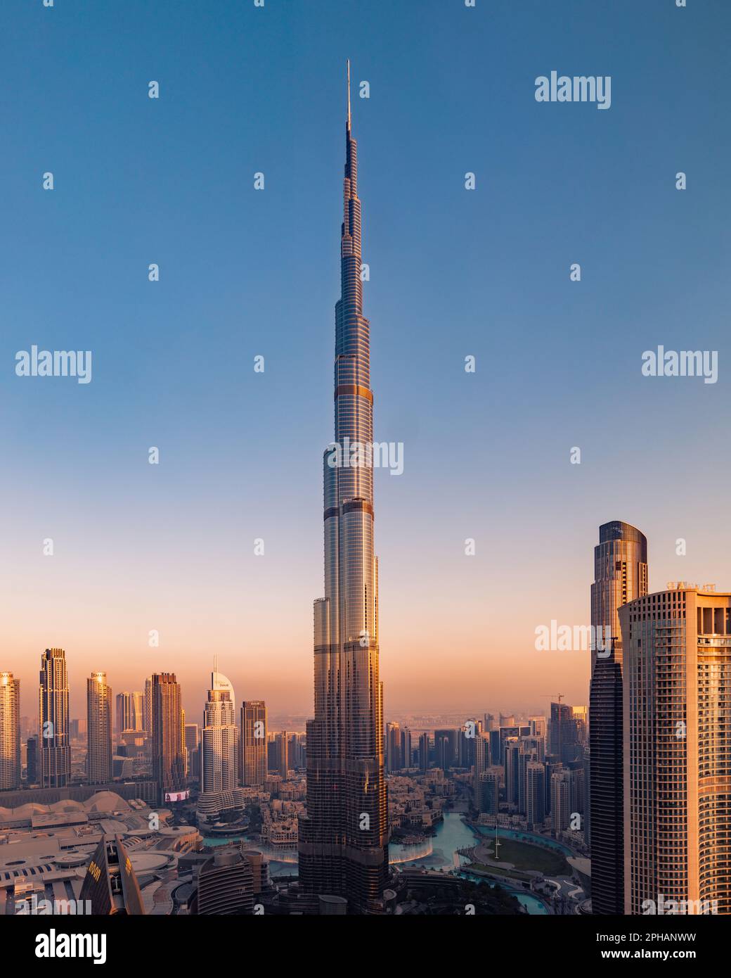 Un'immagine aerea del Burj Khalifa che torreggia sulla città al tramonto nel centro di Dubai, negli Emirati Arabi Uniti. Foto Stock
