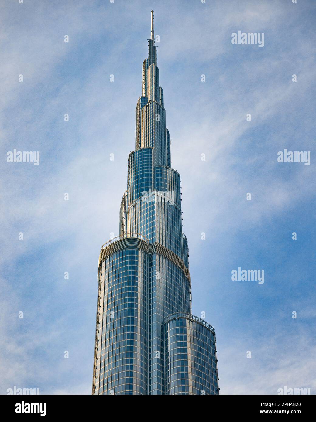 Il Burj Khalifa torreggendo sulla città nel centro di Dubai, Emirati Arabi Uniti. Foto Stock