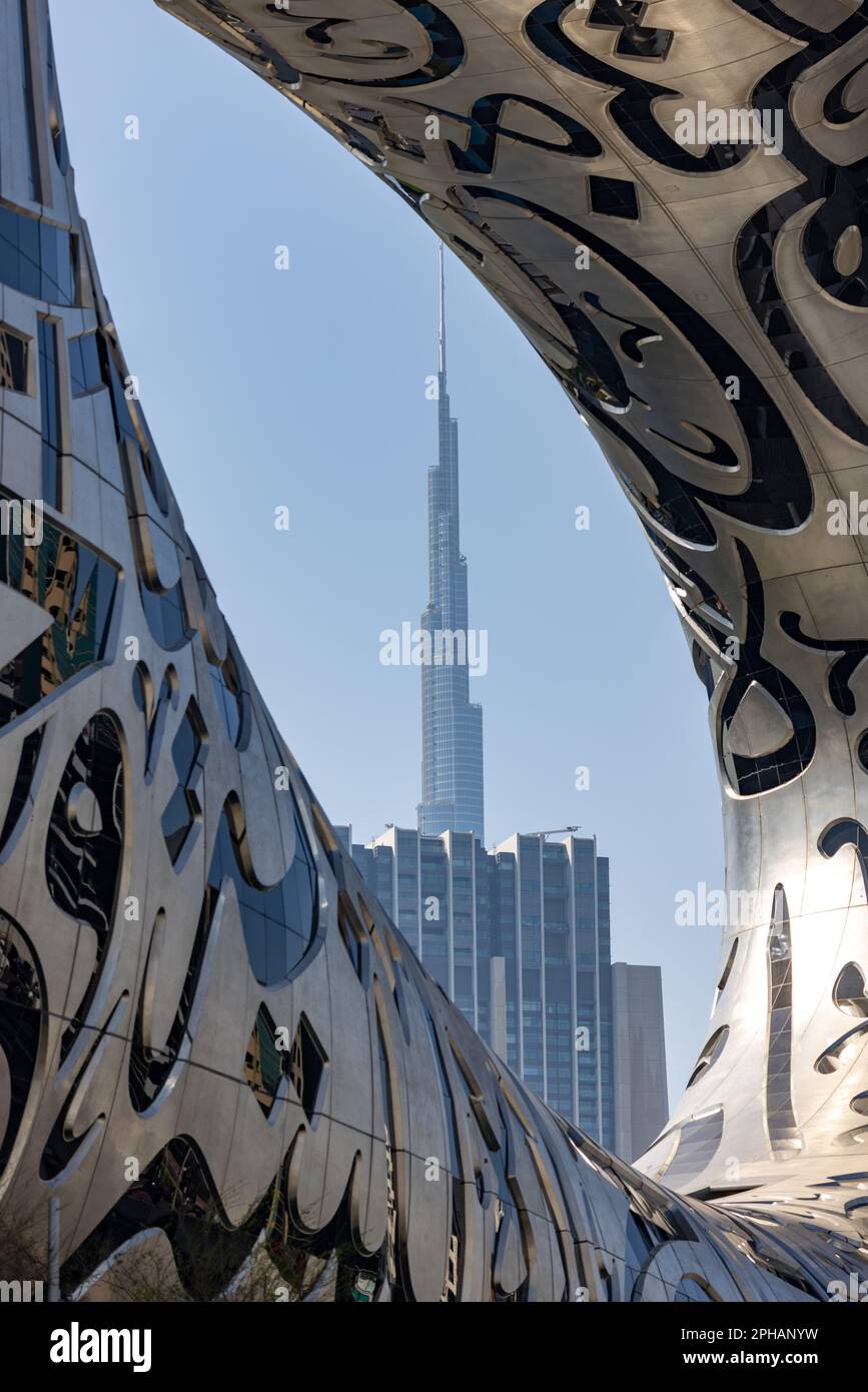 Il Burj Khalifa visto dal Museo del futuro a Dubai, Emirati Arabi Uniti. Foto Stock