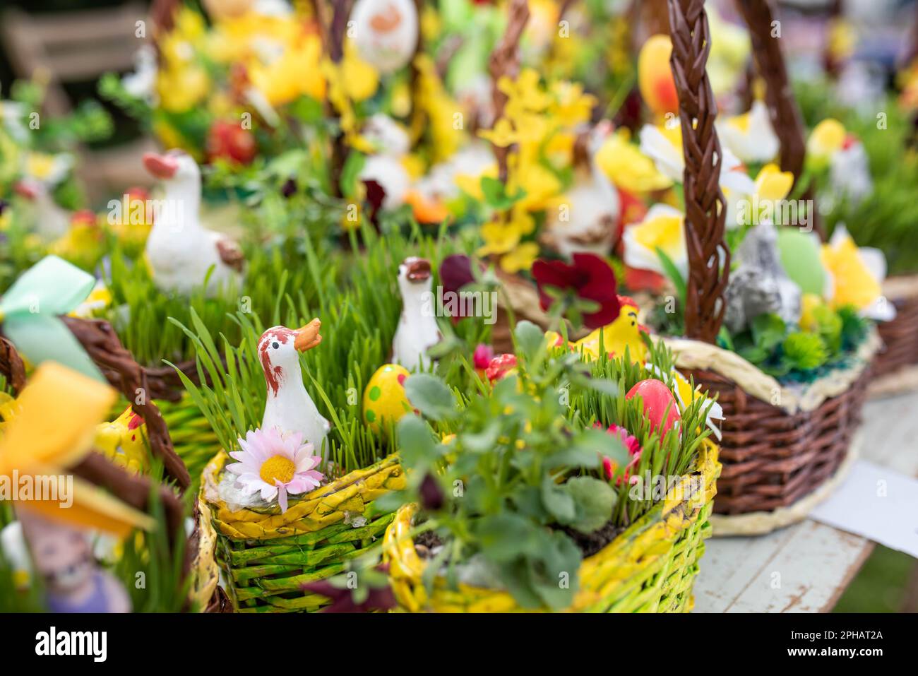 Pasqua decorazione cesto di vimini venduto in una fiera della Repubblica Ceca, fiori primaverili tradizionali - tulipano, primrose, margherita, pioggia d'oro e oca e r Foto Stock
