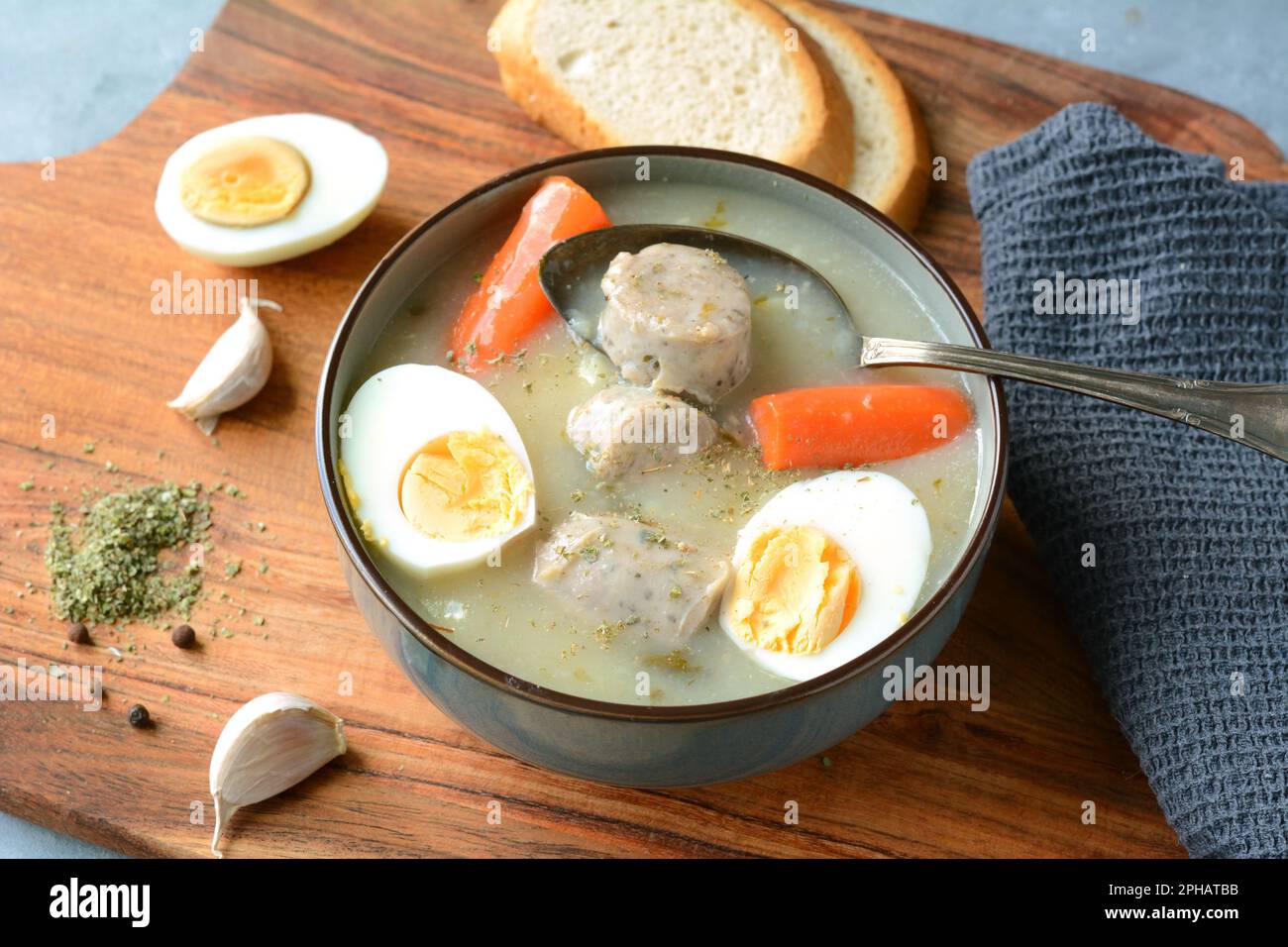 La zuppa acida (zurek) fatta di farina di segale con salsiccia e uova. Popolare piatto di Pasqua Foto Stock