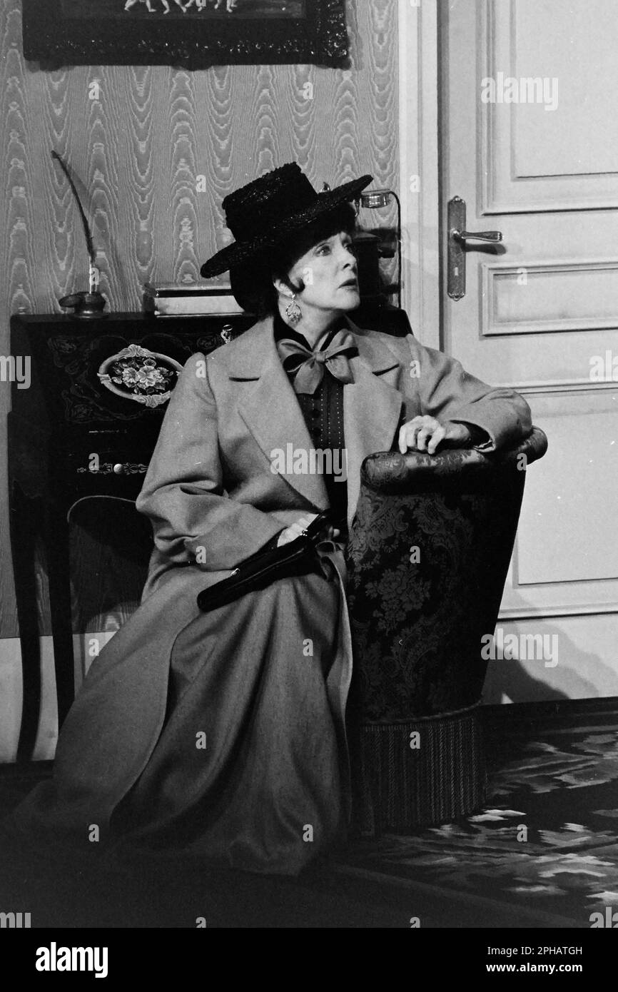 Archivi 80ies: attrice francese Micheline Presle, in 'Gigi', Teatro Celestins, Lione, Francia, 1984 Foto Stock