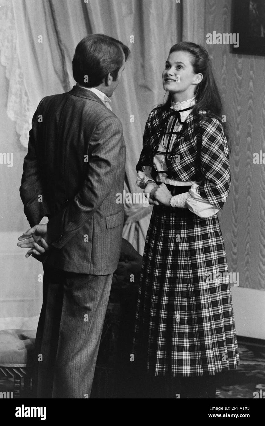 Archivi 80ies: Attori francesi Michel Duchaussoy e Marie-Sophie Pochat, in 'Gigi', Teatro Celestins, Lione, Francia, 1984 Foto Stock