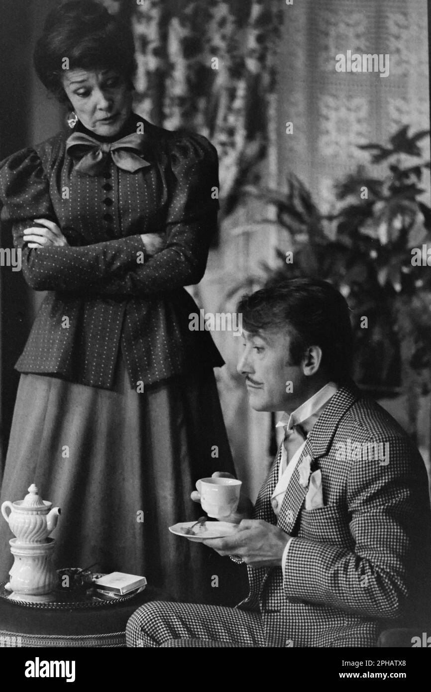 Archivi 80ies: attori francesi Micheline Presle e Michel Duchaussoy, in 'Gigi', Teatro Celestins, Lione, Francia, 1984 Foto Stock