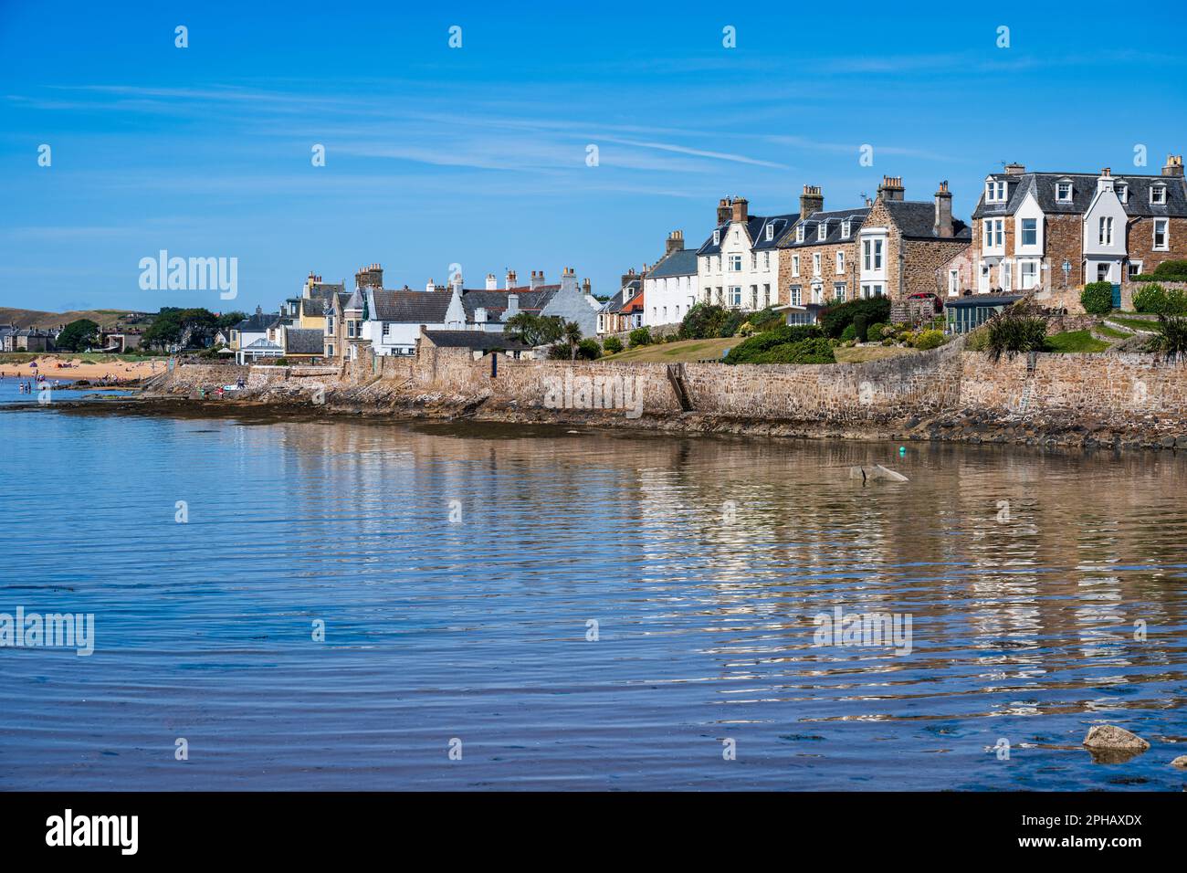 Case sul lungomare della cittadina costiera scozzese di Elie, a East Neuk di Fife, Scozia, Regno Unito Foto Stock