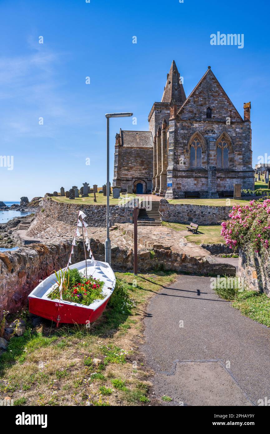Chiesa Parrocchiale di St Monans conosciuta come la 'Auld Kirk' con barca floreale in primo piano nella città costiera di St Monans, nella zona est di Neuk di Fife, Scozia, Regno Unito Foto Stock