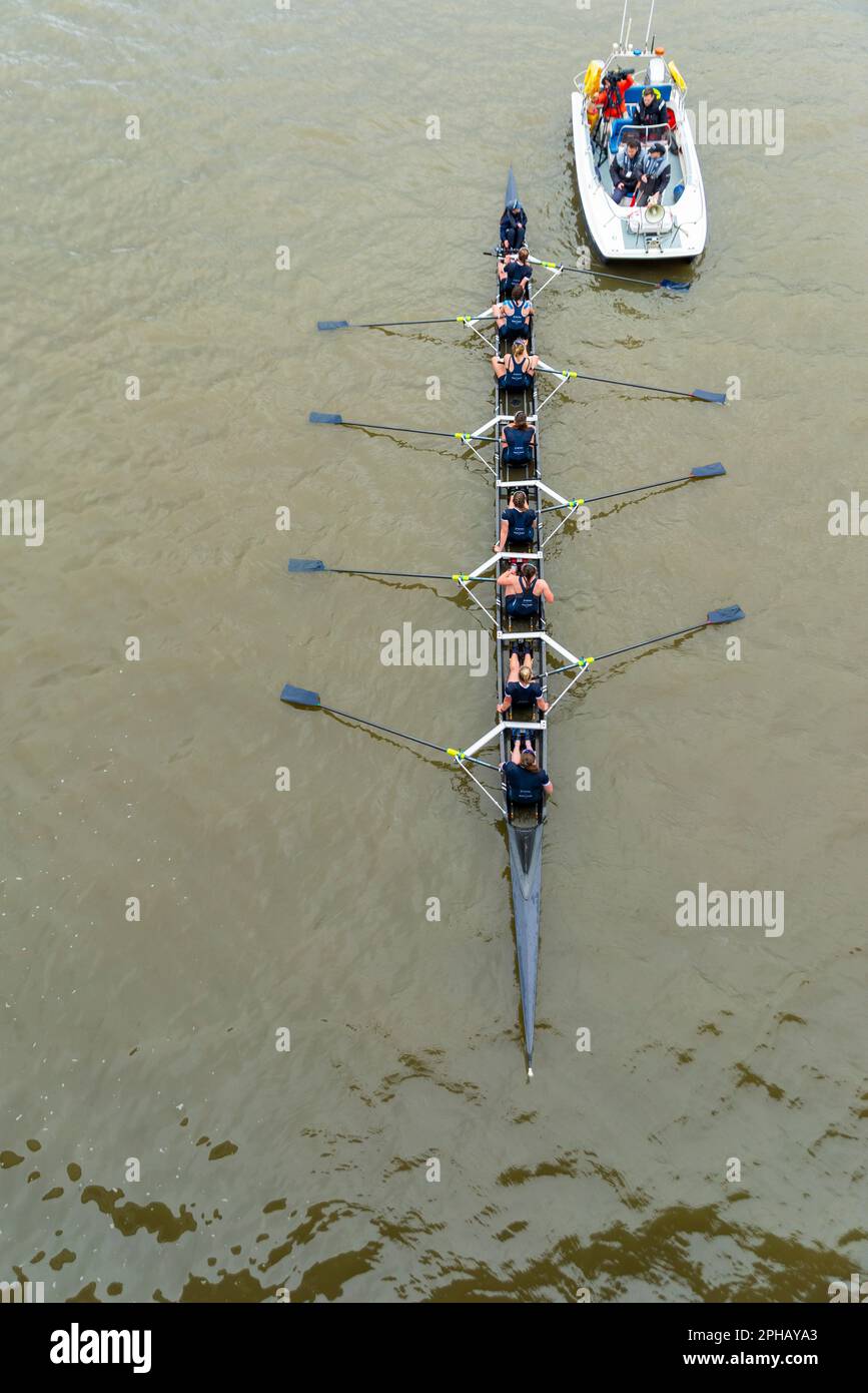 Gara di barche 2023. Osiris, squadra della riserva femminile di Oxford dopo aver perso a Cambridge nella corsa in barca dell'università. Dall'alto Foto Stock
