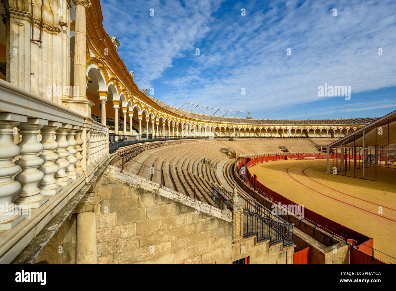 Siviglia, Spagna - 4 marzo 2023: Foto interna della Royal Bullring 'Plaza de Toros Real Maestranza de Caballería de Sevilla' a Siviglia. Foto Stock