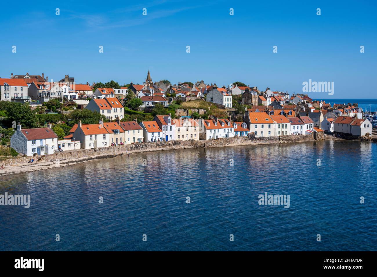 Vista dalla baia alle colorate case dal tetto rosso sul lungomare di Pittenweem, a East Neuk di Fife, Scozia, Regno Unito Foto Stock