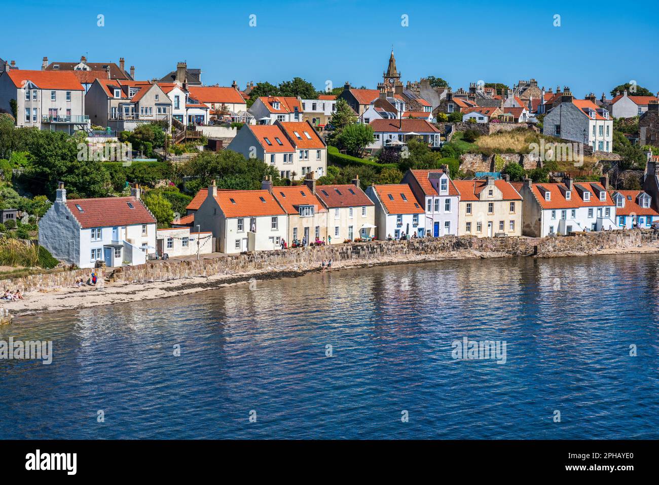 Vista dalla baia alle colorate case dal tetto rosso sul lungomare di Pittenweem, a East Neuk di Fife, Scozia, Regno Unito Foto Stock