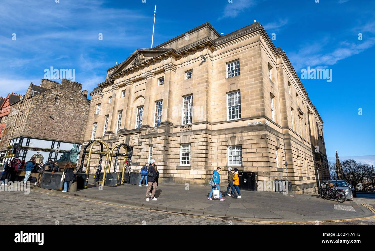 L'edificio giudiziario di High Court è stato originariamente costruito nel 16th ° secolo per ospitare i tribunali, Royal Mile, Edimburgo, Scozia, Regno Unito Foto Stock