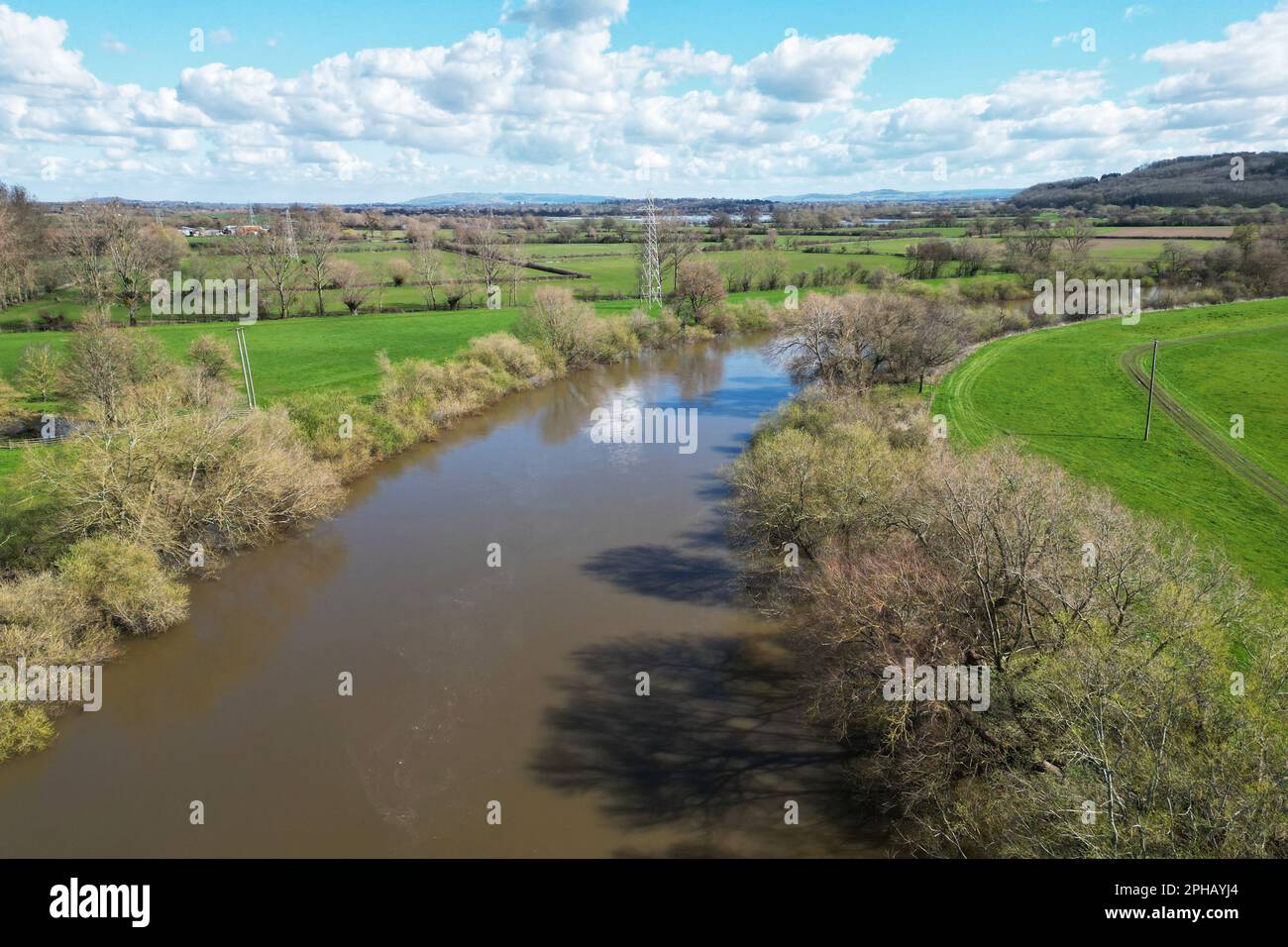 Fiume Severn a Ashleworth Quay con fili elettrici ad alta tensione che vanno sull'acqua immagine di Antony Thompson - Thousand Word Media, NO SAL Foto Stock