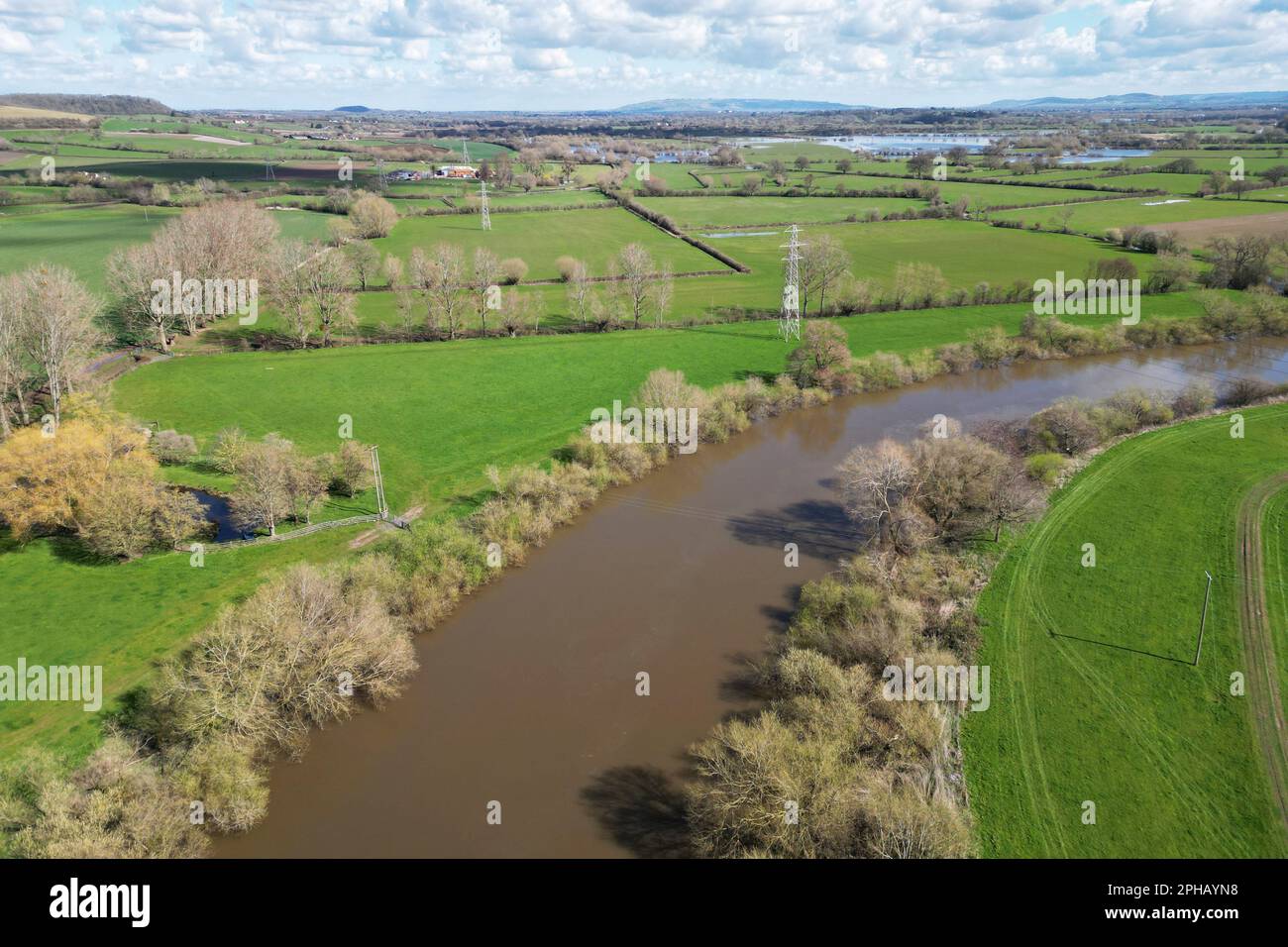 Fiume Severn a Ashleworth Quay con fili elettrici ad alta tensione che vanno sull'acqua immagine di Antony Thompson - Thousand Word Media, NO SAL Foto Stock