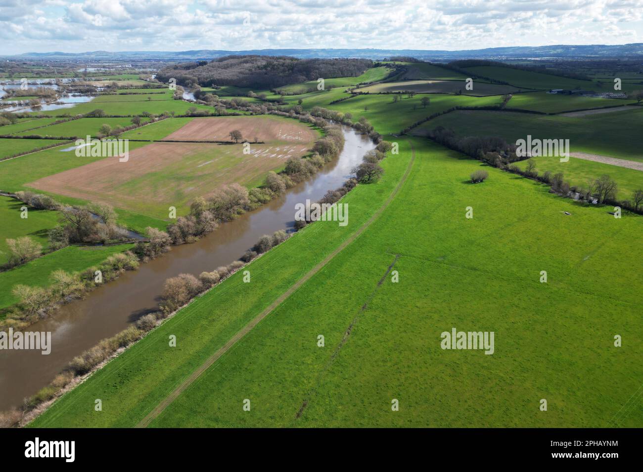 Fiume Severn a Ashleworth Quay con fili elettrici ad alta tensione che vanno sull'acqua immagine di Antony Thompson - Thousand Word Media, NO SAL Foto Stock