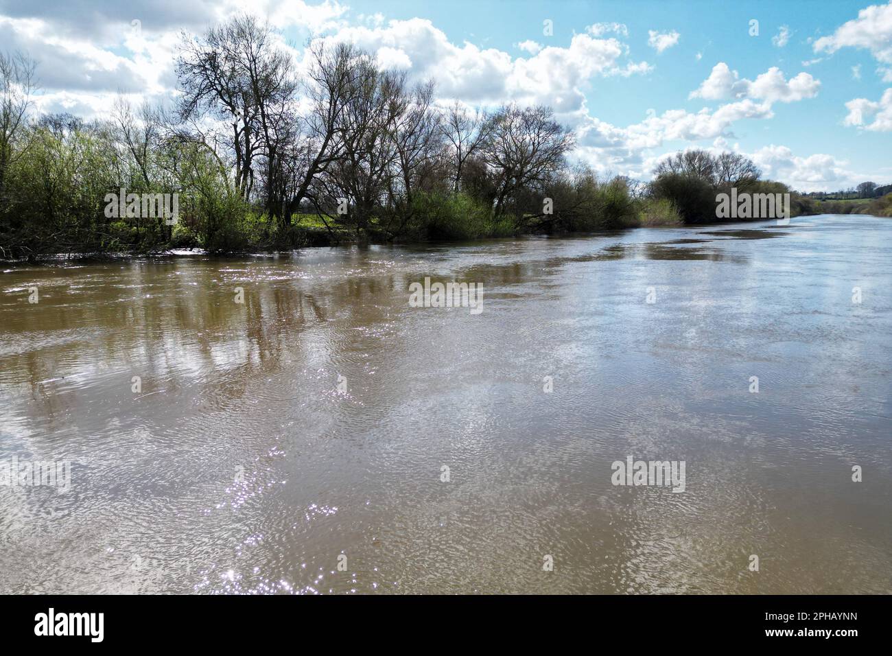 Fiume Severn a Ashleworth Quay con fili elettrici ad alta tensione che vanno sull'acqua immagine di Antony Thompson - Thousand Word Media, NO SAL Foto Stock