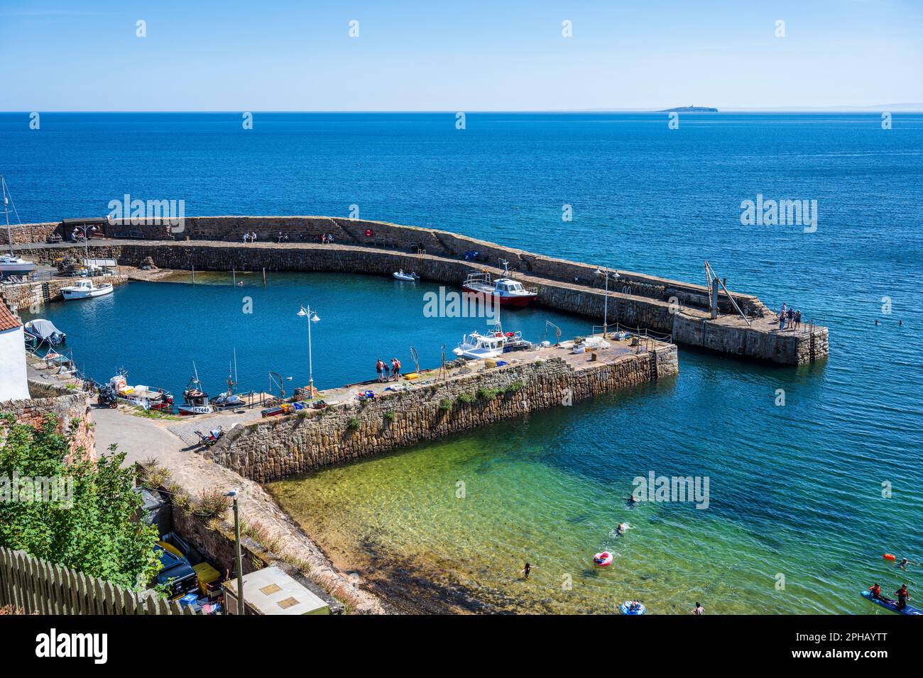 Vista sopraelevata che si affaccia sul porto riparato della pittoresca cittadina costiera di Crail, nella zona est di Neuk, Fife, Scozia, Regno Unito Foto Stock