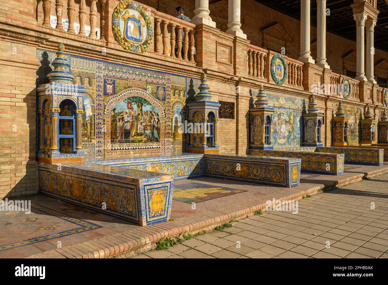Piastrelle e decorazioni nella bellissima Plaza de Espana a Siviglia. Andalusia, Spagna. Foto di alta qualità Foto Stock