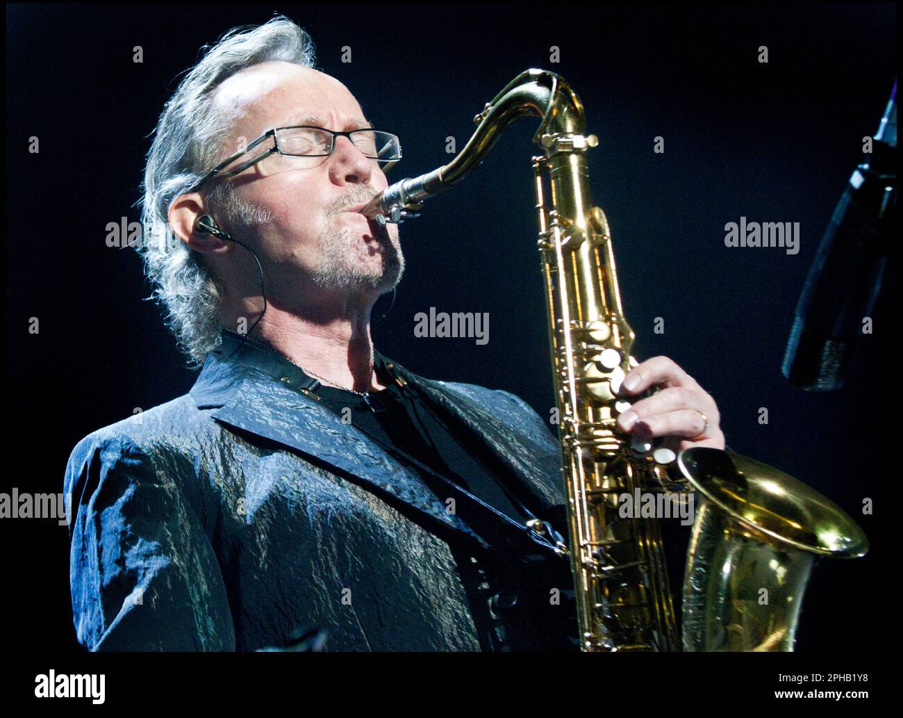 John Helliwell del gruppo rock Super Tramp on sax in concerto nel Gelredome -Arnhem-Holland 2010.The 70/10 Live Tour, vvbvanbree fotografie Foto Stock