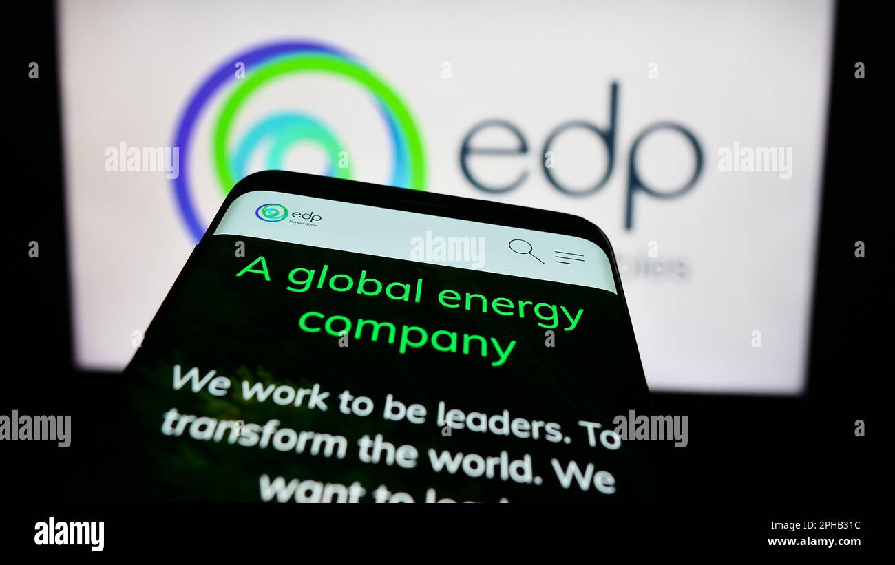 Telefono cellulare con sito web della società energetica spagnola EDP Renovaveis S.A. (EDPR) sullo schermo davanti al logo. Messa a fuoco in alto a sinistra del display del telefono. Foto Stock