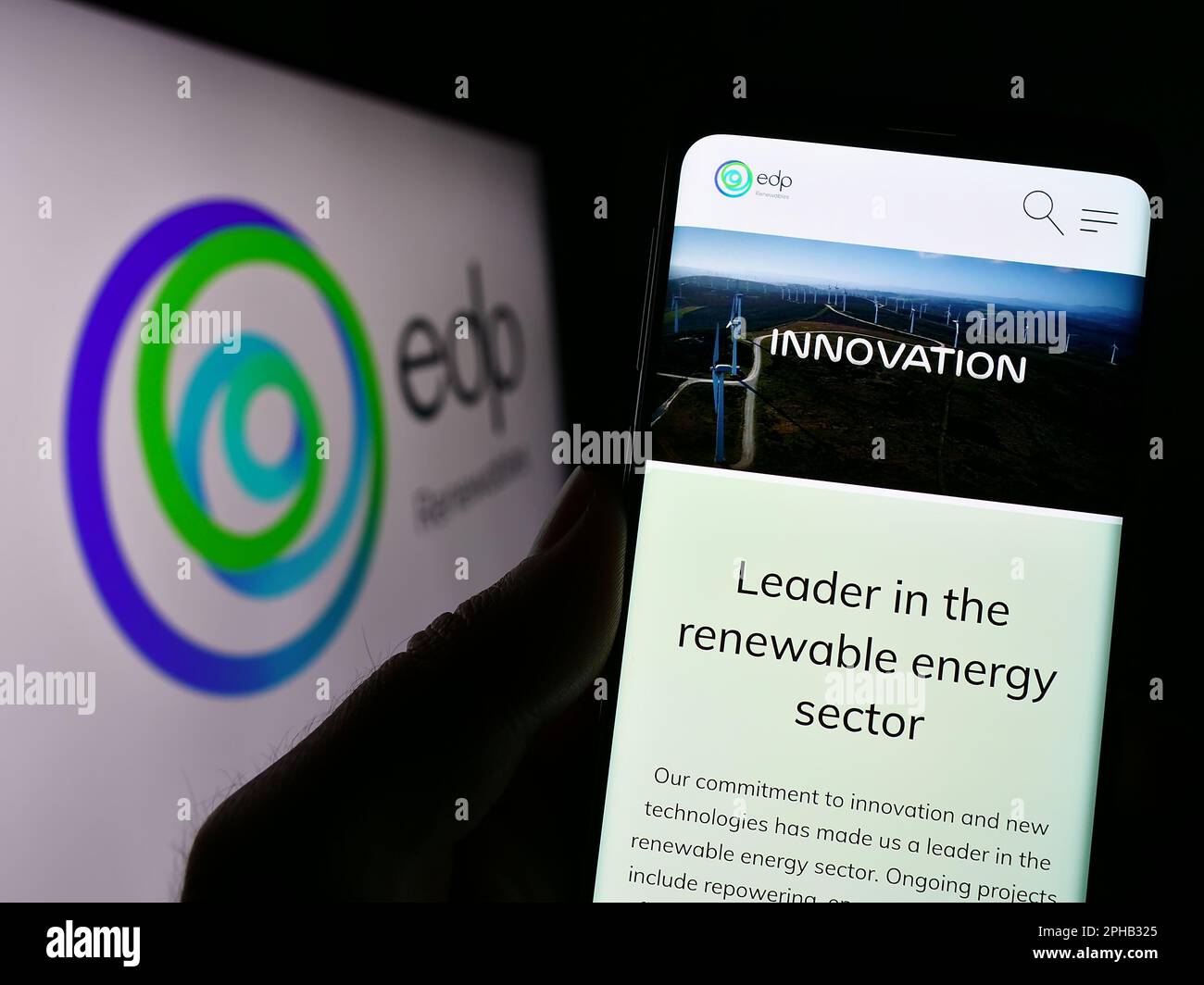 Persona in possesso di smartphone con pagina web della società spagnola di energia EDP Renovaveis S.A. (EDPR) sullo schermo con il logo. Messa a fuoco al centro del display del telefono. Foto Stock