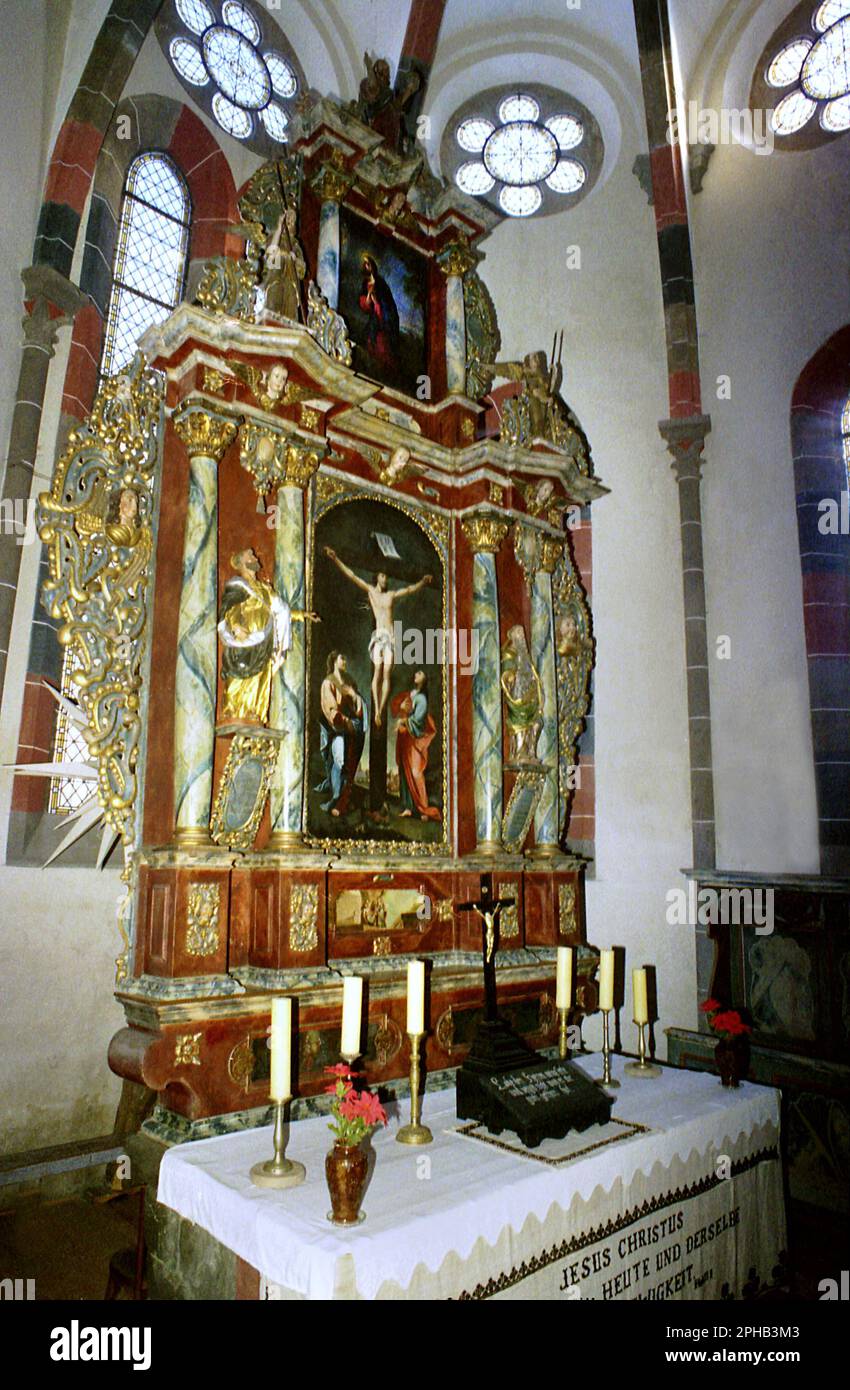 Carta, Contea di Sibiu, Romania, 2001. All'interno della chiesa medioevale sul terreno del monastero cistercense (benedettino). L'imponente altare barocco. Foto Stock