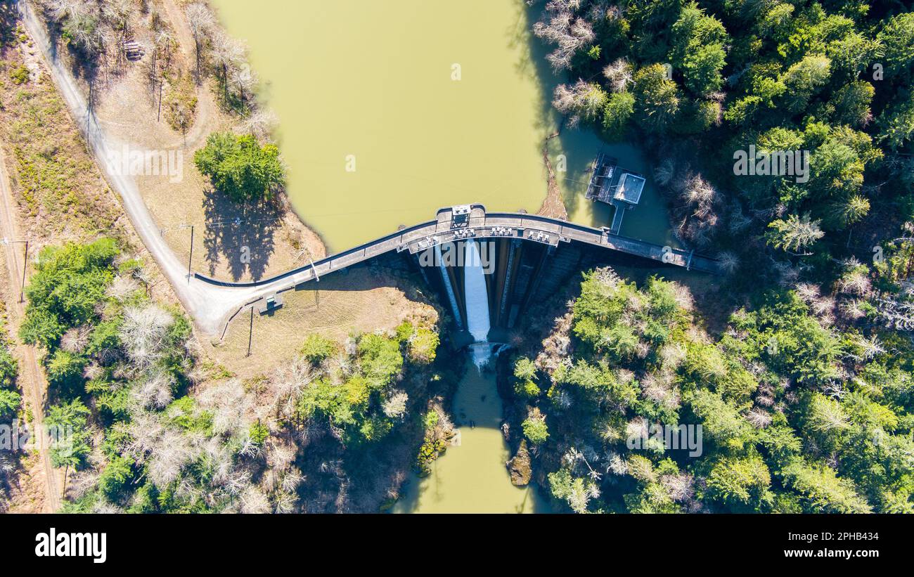 Vista aerea della diga di Alder e del fiume Nisqually nelle Cascade Mountains dello Stato di Washington Foto Stock