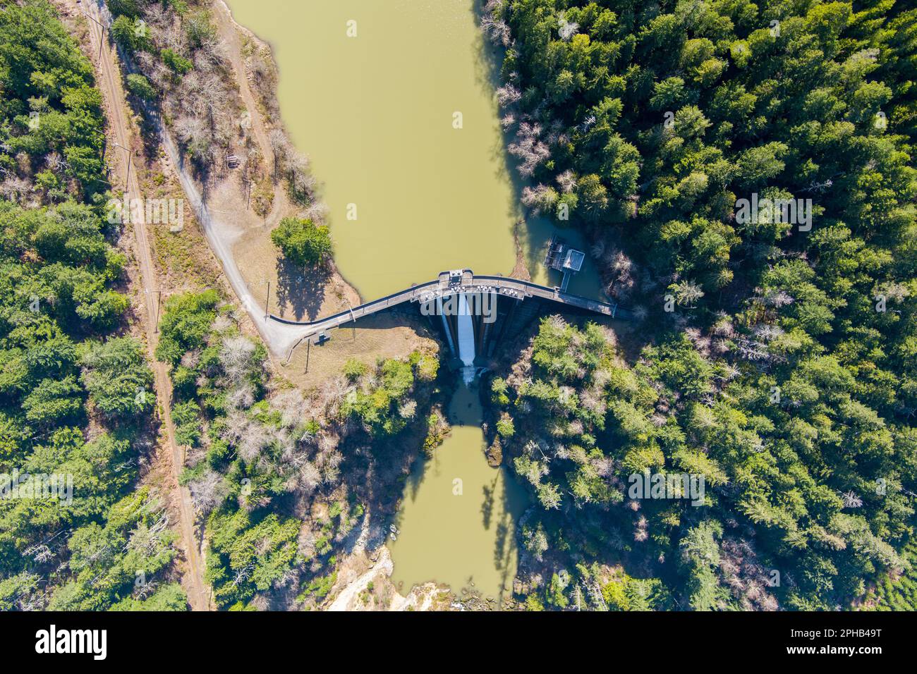 Vista aerea della diga di Alder e del fiume Nisqually nelle Cascade Mountains dello Stato di Washington Foto Stock