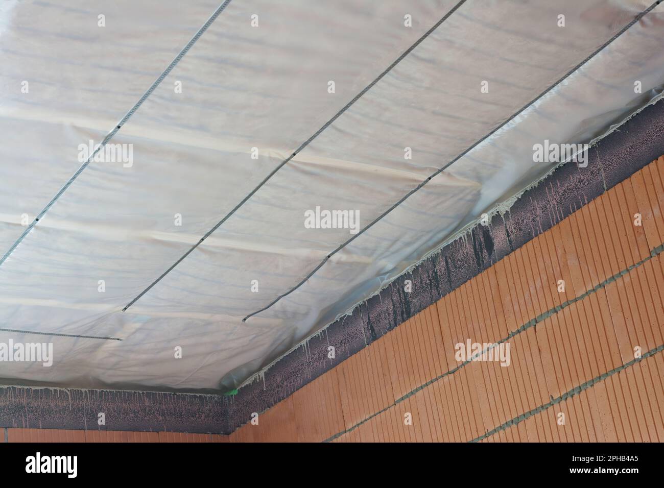 Isolamento termico del tetto in casa Foto Stock