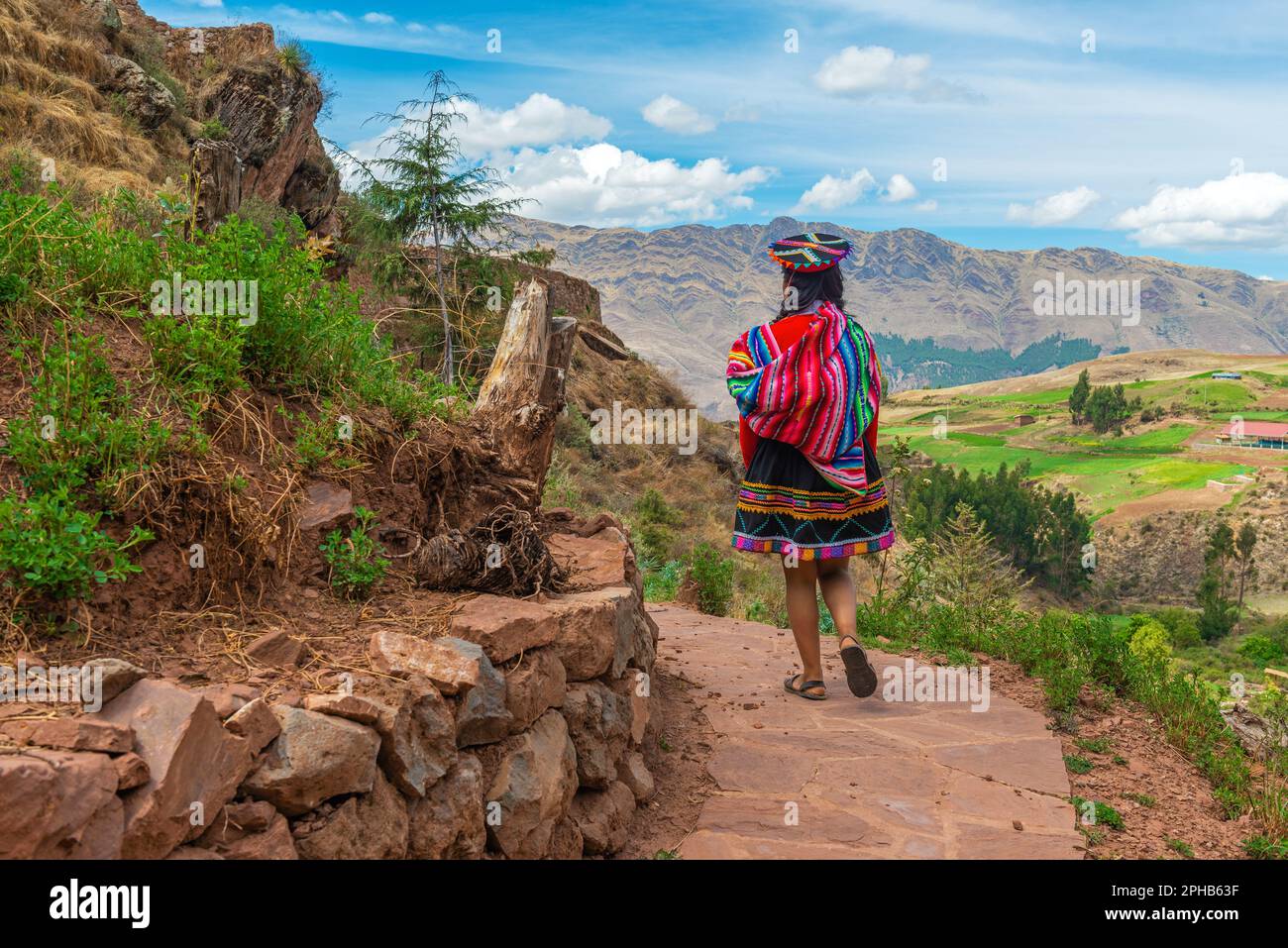 Peruviana quechua donna che cammina lungo Inca Trail, Cusco, Perù. Foto Stock