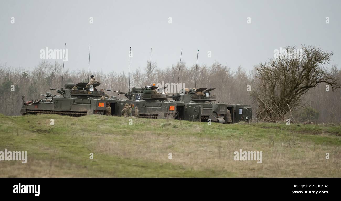 Esercito britannico FV510 carri armati di veicoli da combattimento in un campo d'erba Foto Stock