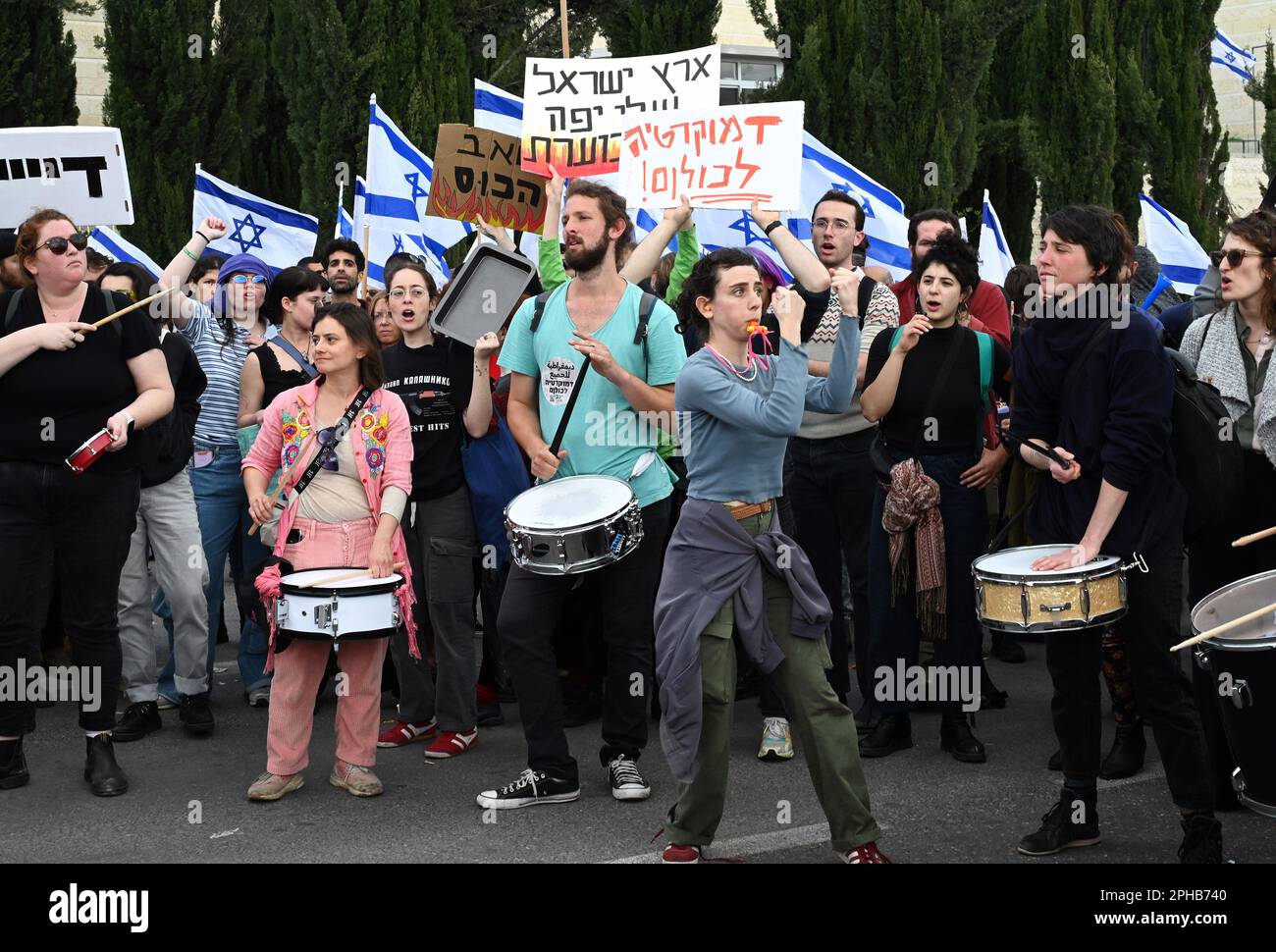 Gerusalemme, Israele. 27th Mar, 2023. Lunedì 27 marzo 2023, gli israeliani hanno sventolato la bandiera nazionale per una massiccia protesta contro la riforma giudiziaria del primo ministro Benjamin Netanyahu al di fuori della Knesset a Gerusalemme. Foto di Debbie Hill/ Credit: UPI/Alamy Live News Foto Stock