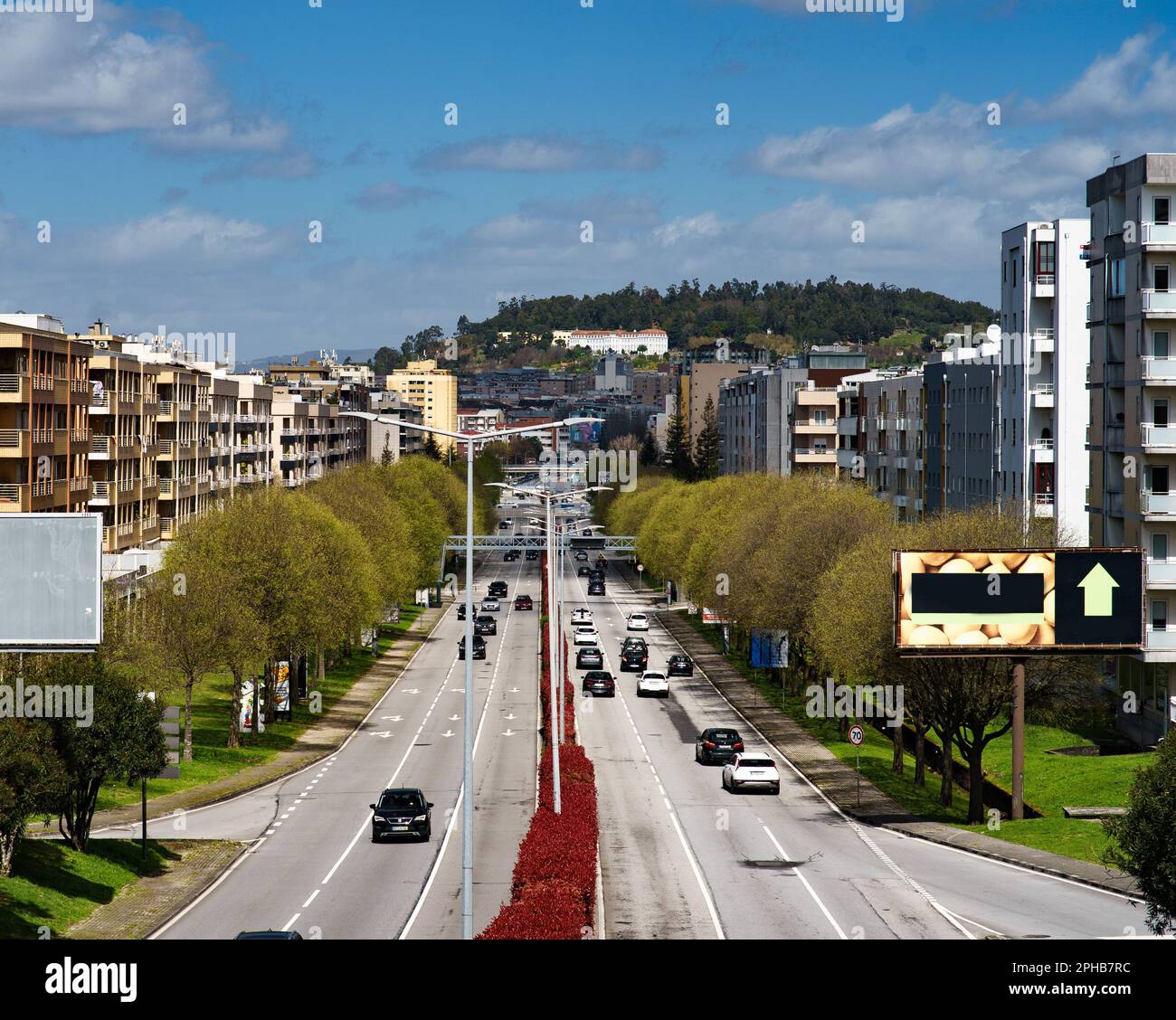 Ampio viale con corsie veloci in entrambe le direzioni in una splendida giornata di sole primaverile Foto Stock