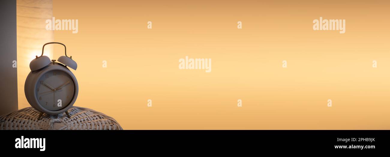 Cornice panoramica per l'arredamento della camera da letto con lampada da  comodino e sveglia analogica Foto stock - Alamy