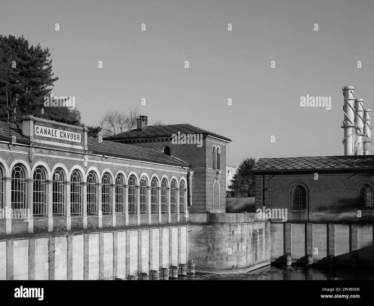 Edificio all'apertura del canale Cavour, costruito nel 1866 a Chivasso, Italia Foto Stock