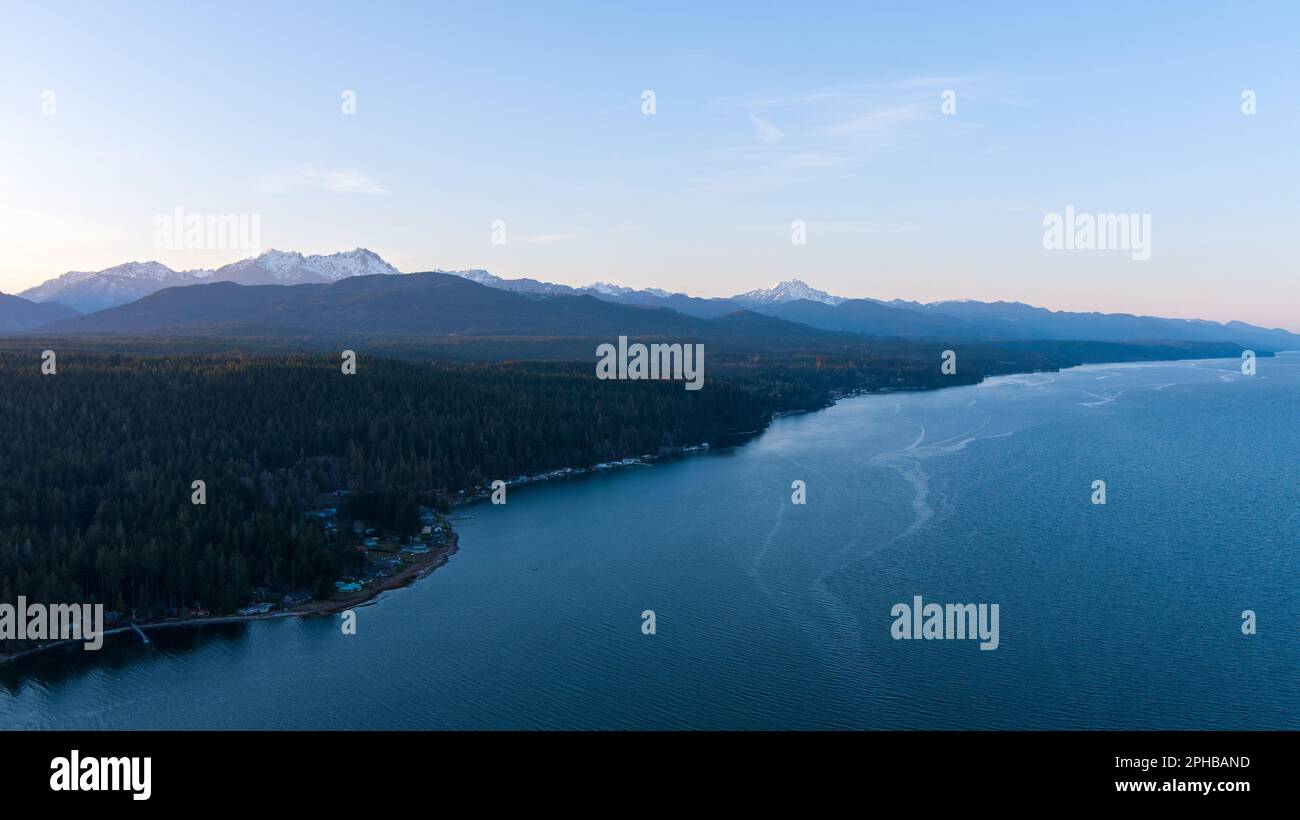 Vista aerea del Puget Sound e delle montagne olimpiche al tramonto Foto Stock
