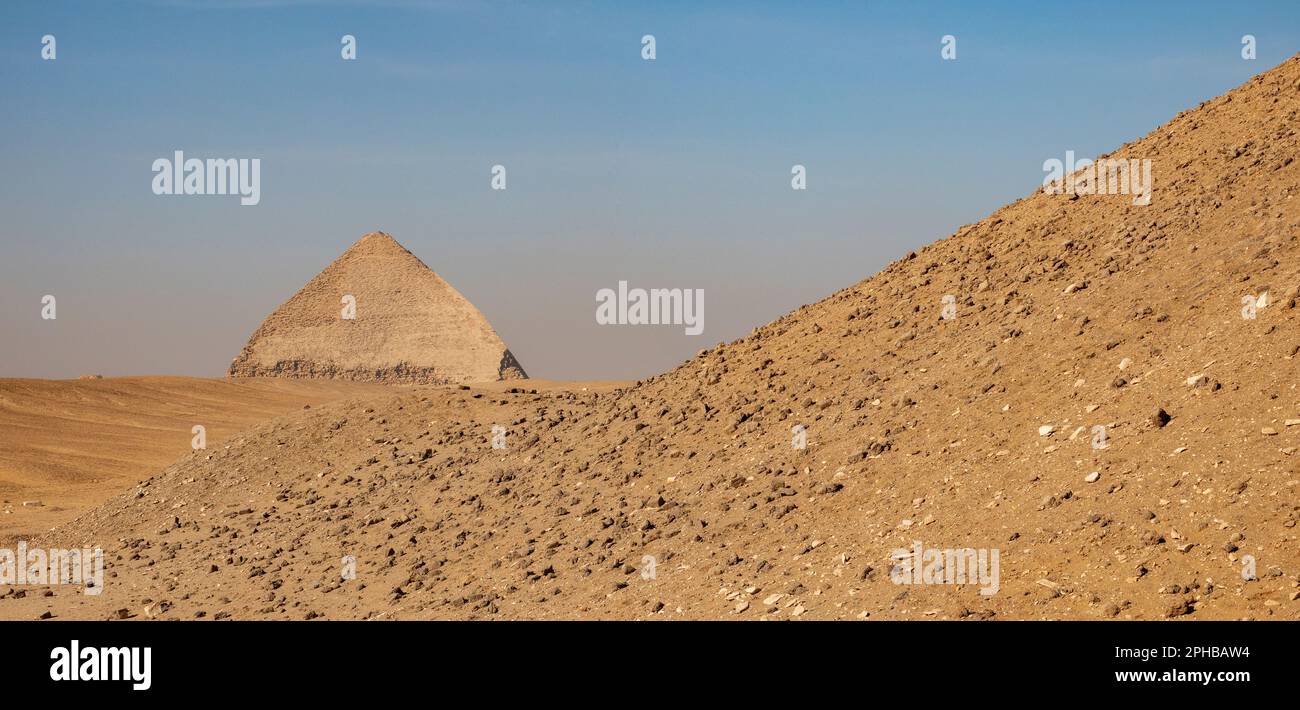 Vista panoramica della piramide piegata a Dahshur, basso Egitto Foto Stock