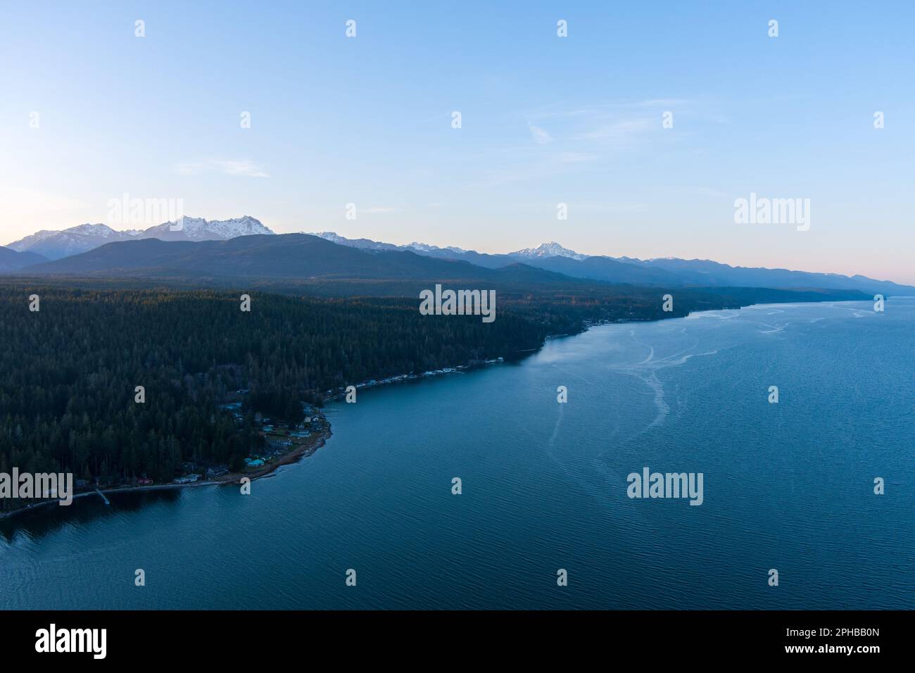 Vista aerea del Puget Sound e delle montagne olimpiche al tramonto Foto Stock