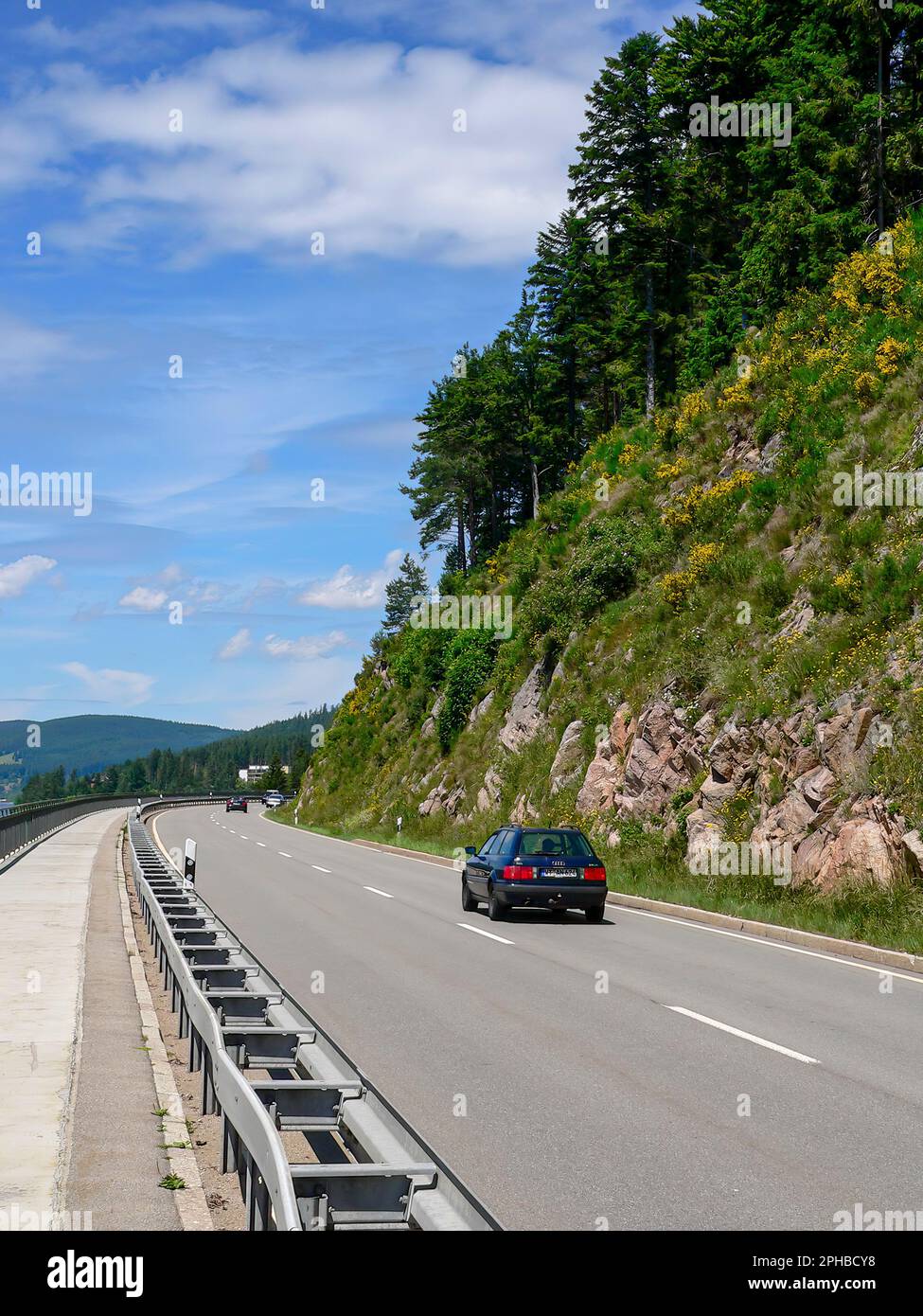 Schluchsee, Baden-Württemberg, Germania - 17 giugno 2007: Situazione tipica del traffico sull'autostrada federale B 500. Foto Stock