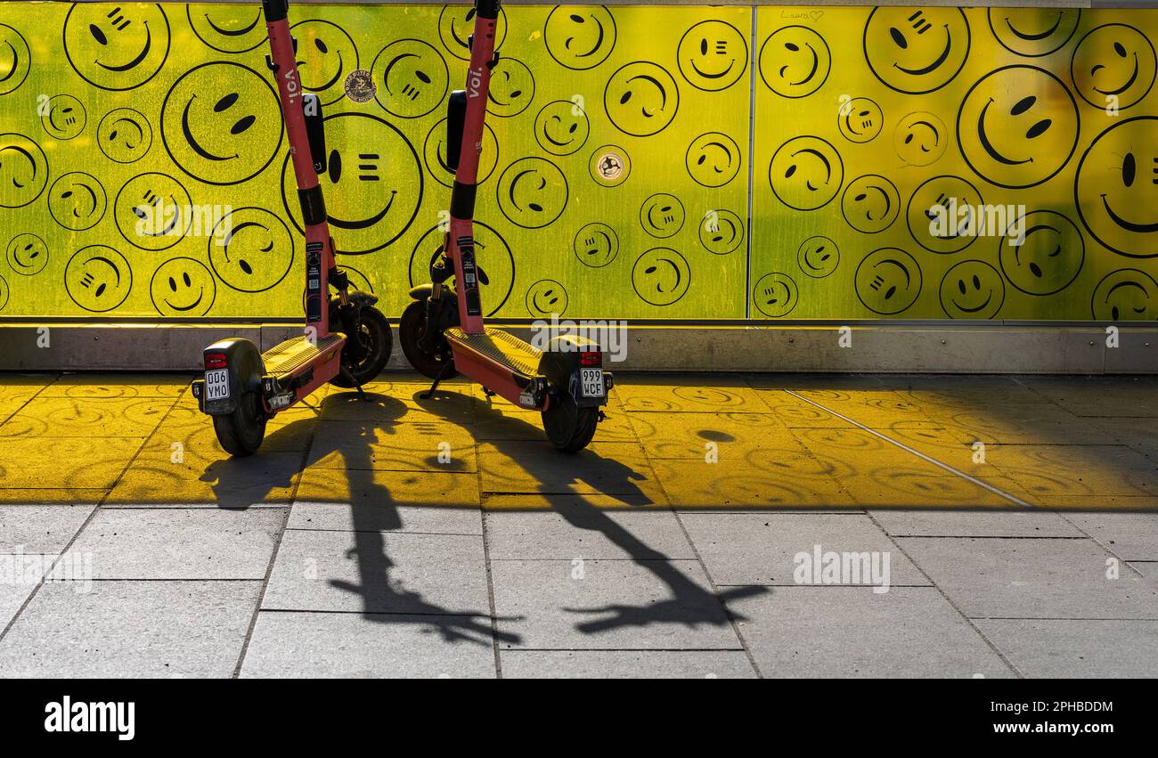 Muro di plastica giallo con Smileys, East Side Mall, Friedrichshain, Berlino, Germania Foto Stock