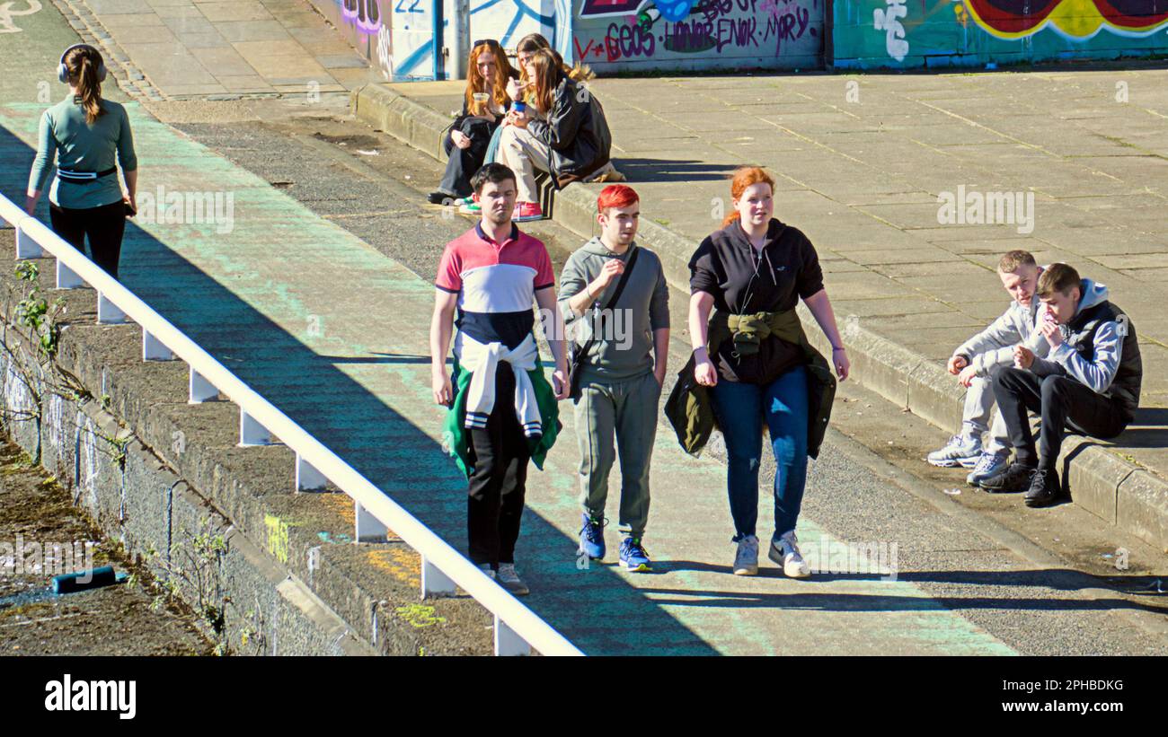 Glasgow, Scozia, Regno Unito 27th marzo 2023. Tempo nel Regno Unito: Soleggiato nel centro della città pomeriggio visto la gente del posto prendere per le strade. La passerella clyde accanto al fiume una calamita per gli abitanti del posto, se non gli amanti dell'arte in condizioni di sole. Credit Gerard Ferry/Alamy Live News Foto Stock