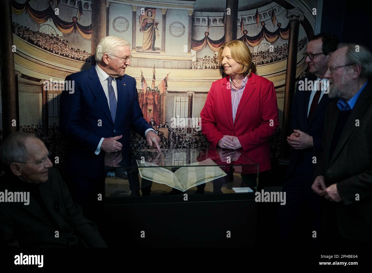 27 marzo 2023, Berlino: Wolfgang Schäuble (l-r, CDU), ex presidente del Bundestag, presidente federale Frank-Walter Steinmeier, Bärbel Bas (SPD), presidente del Bundestag, Raphael Gross, presidente del Museo storico tedesco, E Wolfgang Thierse (SPD), ex presidente del Bundestag, partecipano all'apertura della mostra con il fragile e prezioso documento originale della Costituzione del Reich nell'edificio del Reichstag. La mostra 'Odyssey of a Document - The Paulskirchen Constitution del 28 marzo 1849' con il prestito unico della Fondazione Museo storico tedesco con il documento originale CAN b Foto Stock