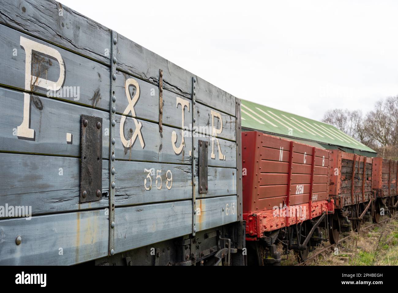 Vagoni merci vintage del treno a vapore a Tanfield Railway - la più antica ferrovia del mondo a Tanfield, nella contea di Durham, Regno Unito. Foto Stock