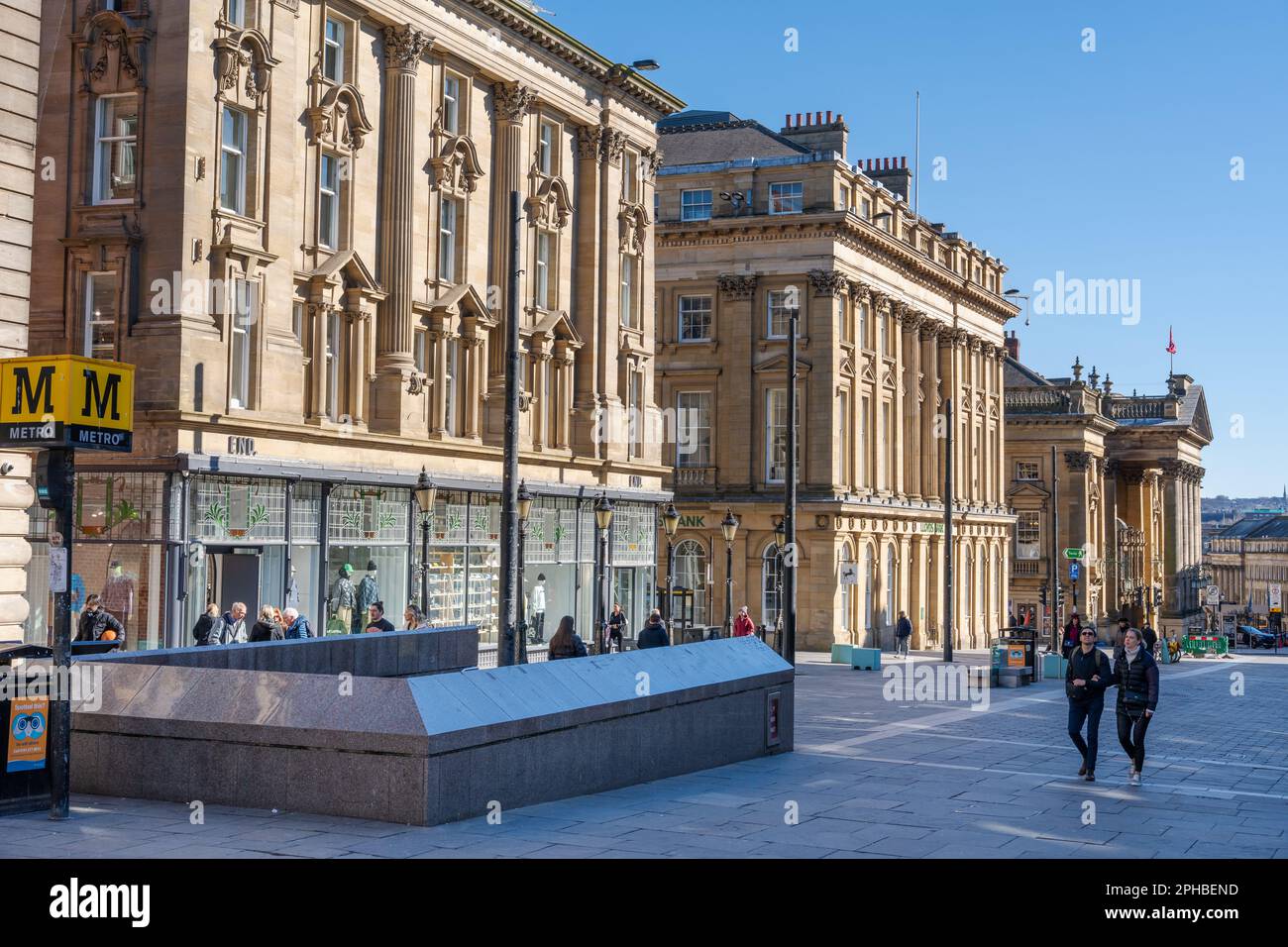 Una vista della storica Grey Street dal Monument nella città di Newcastle upon Tyne, Regno Unito. Foto Stock