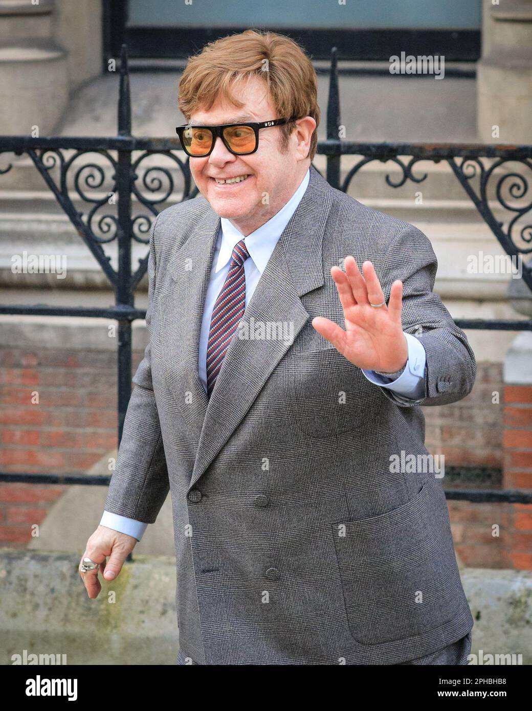 Londra, Regno Unito. 27th Mar, 2023. Sir Elton John lascia la Royal Courts of Justice nel centro di Londra dopo il primo giorno del procedimento di intercettazione telefonica e di tutela della privacy contro i quotidiani associati (proprietari della Daily Mail). Egli è uno dei numerosi reclamanti nel caso. Credit: Imageplotter/Alamy Live News Foto Stock